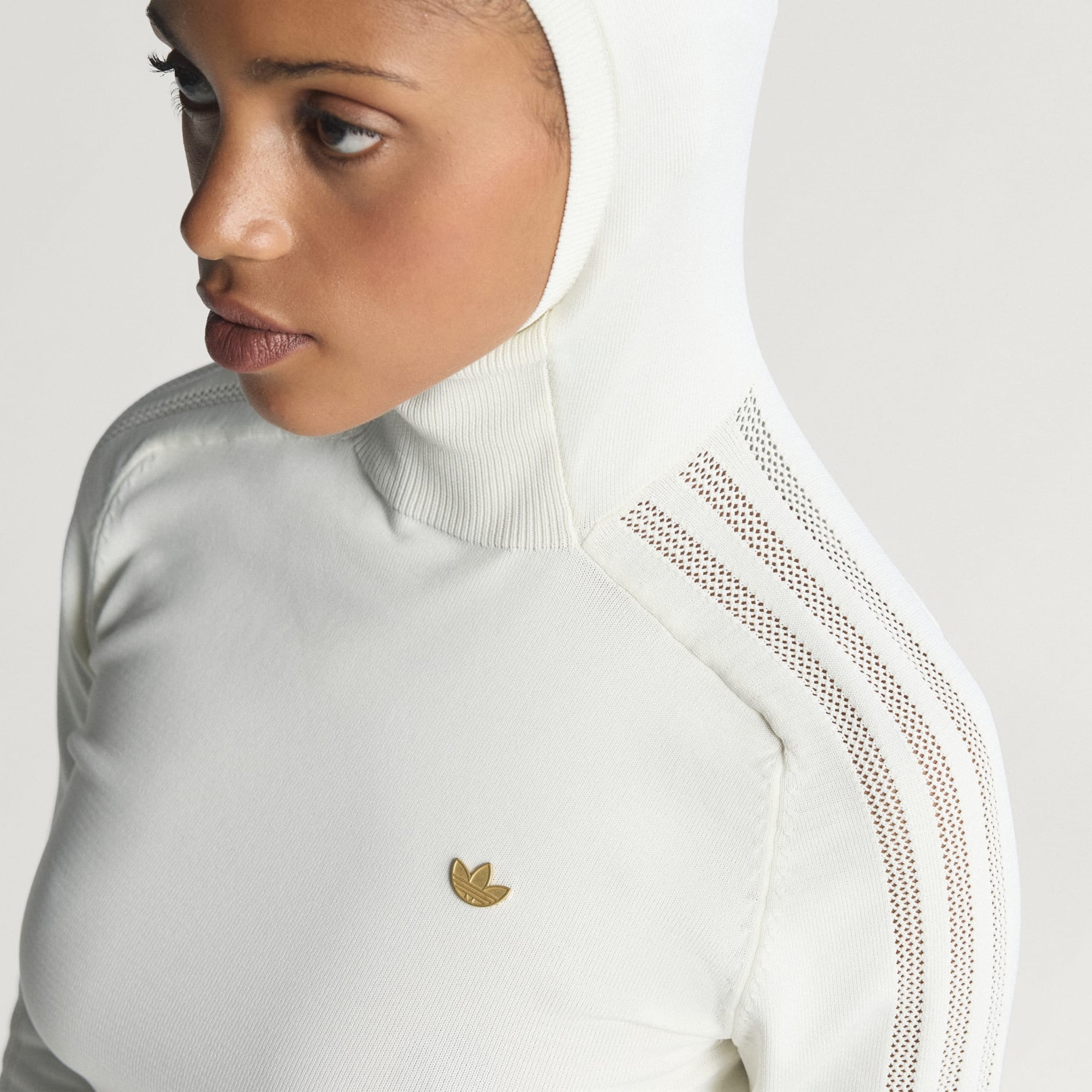 PULOVER TRICOTAT CU GLUGĂ ȘI M&Acirc;NECĂ LUNGĂ