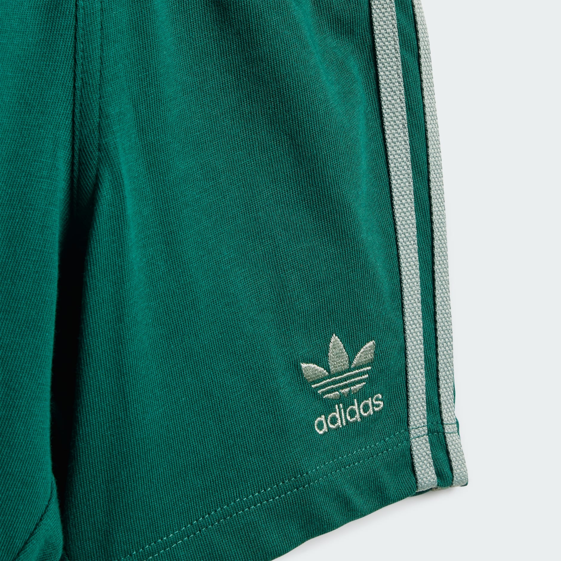 طقم تيشيرت وشورت للأطفال