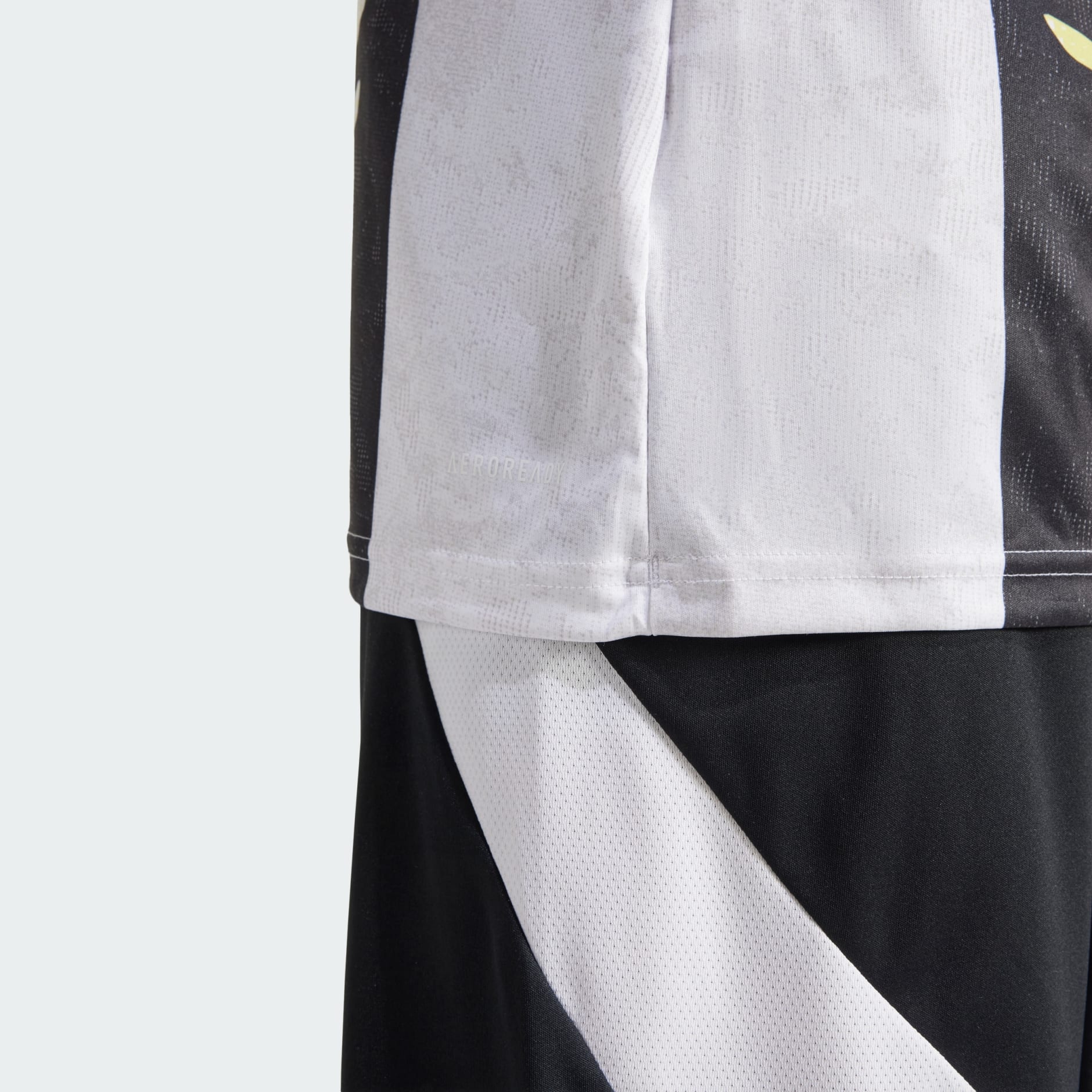 Juventus 24/25 Pre-Match Jersey