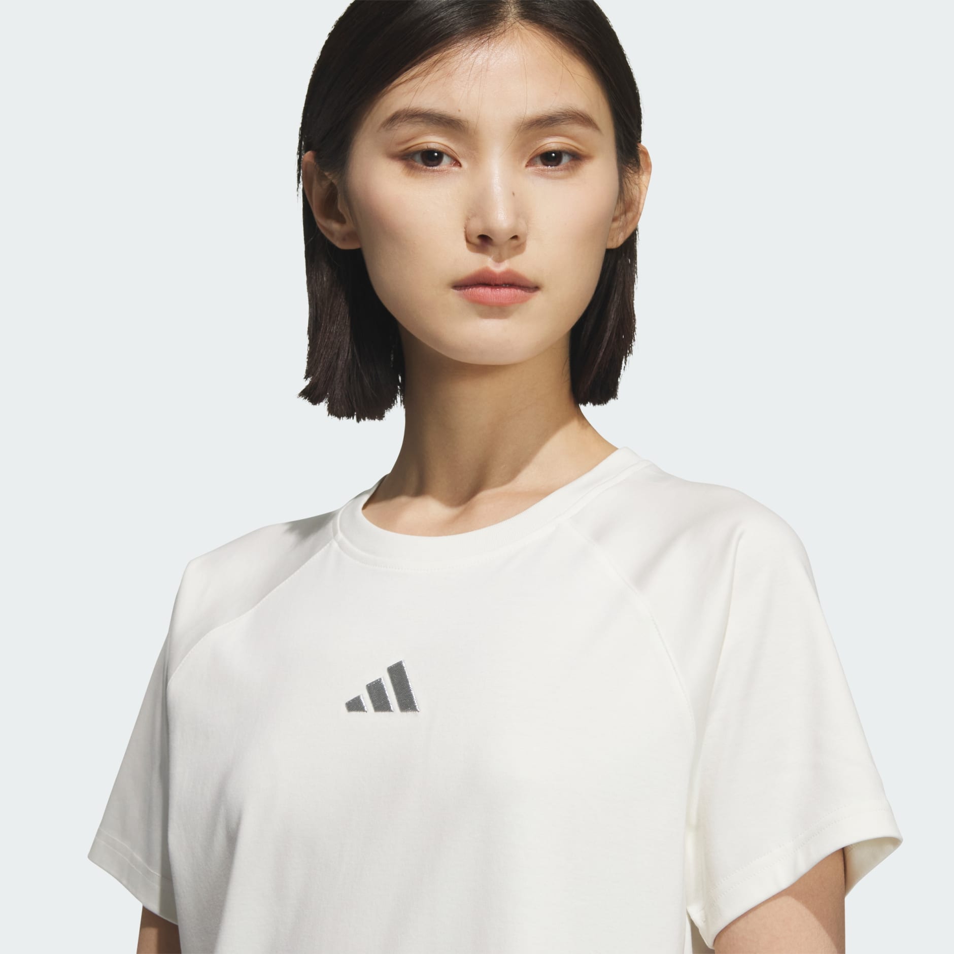 必備短袖標誌 T 恤