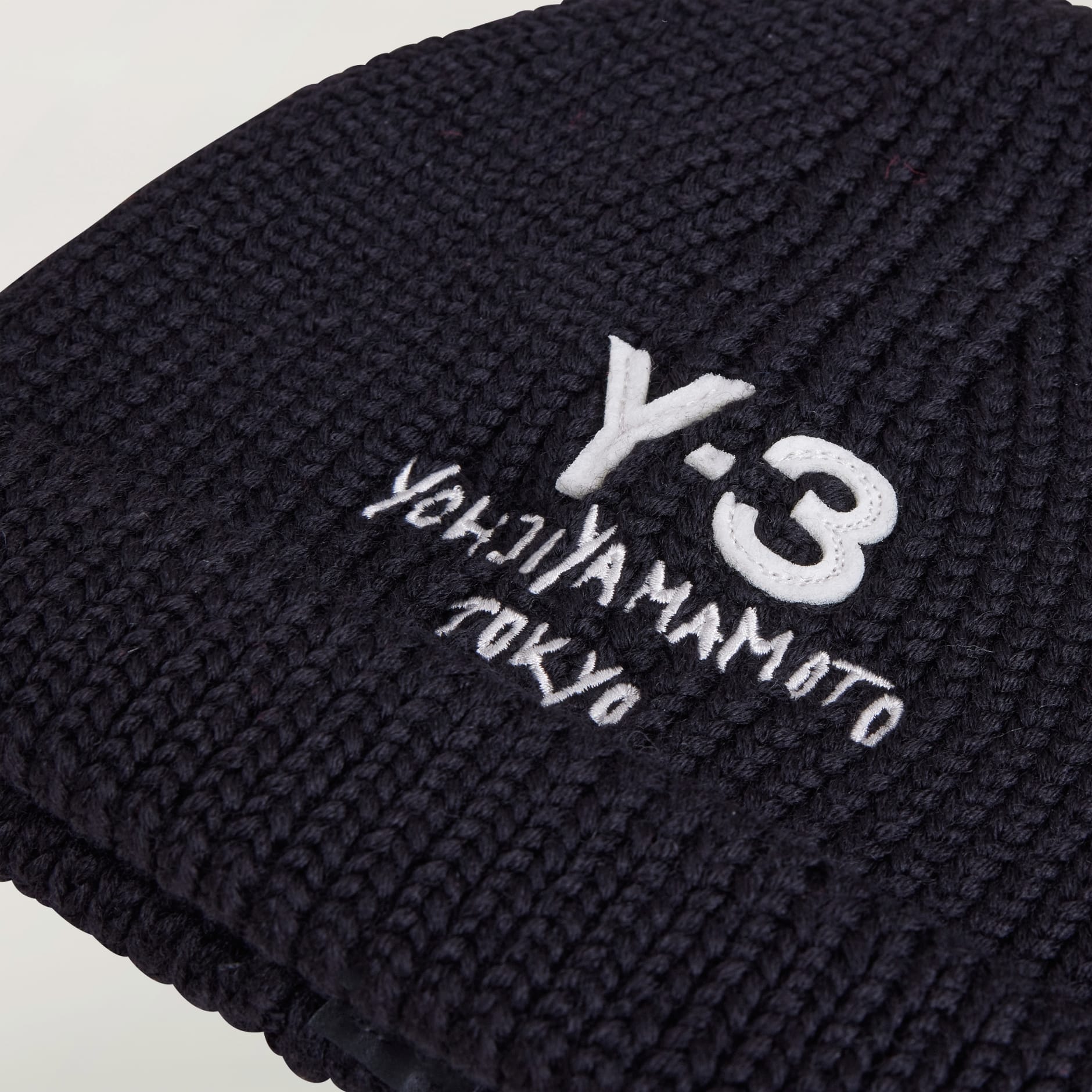 Căciulă Y-3 din tricot gros