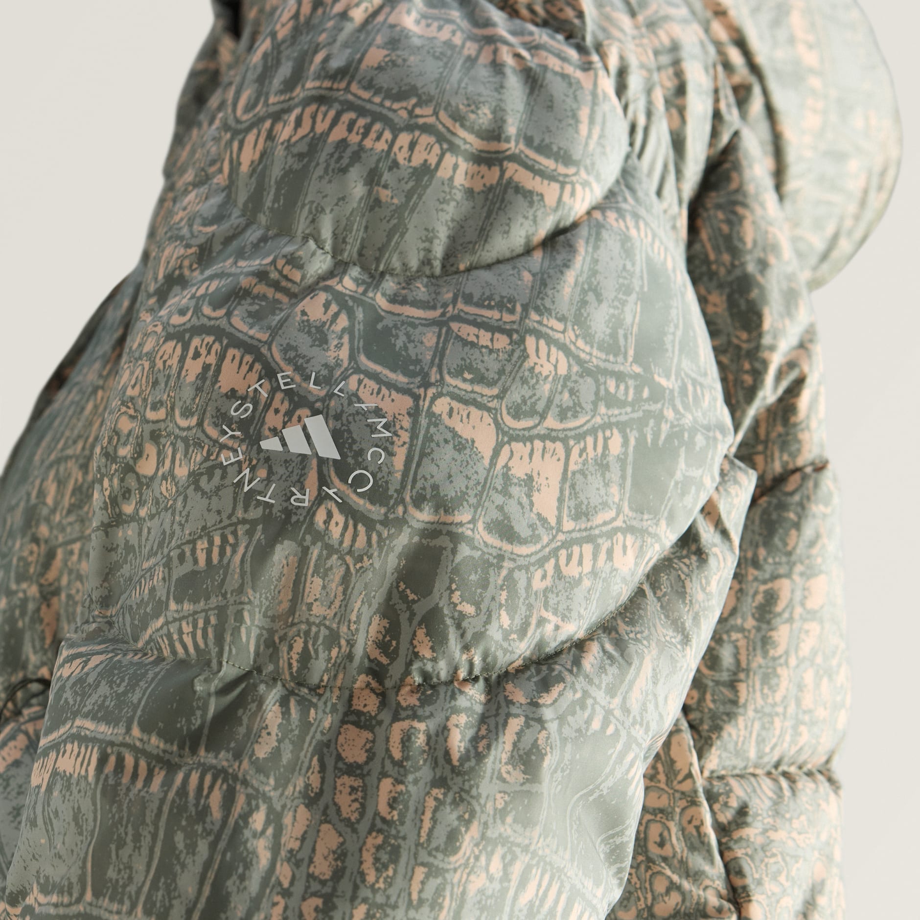 Geacă căptușită de iarnă cu imprimeu adidas by Stella McCartney de lungime medie