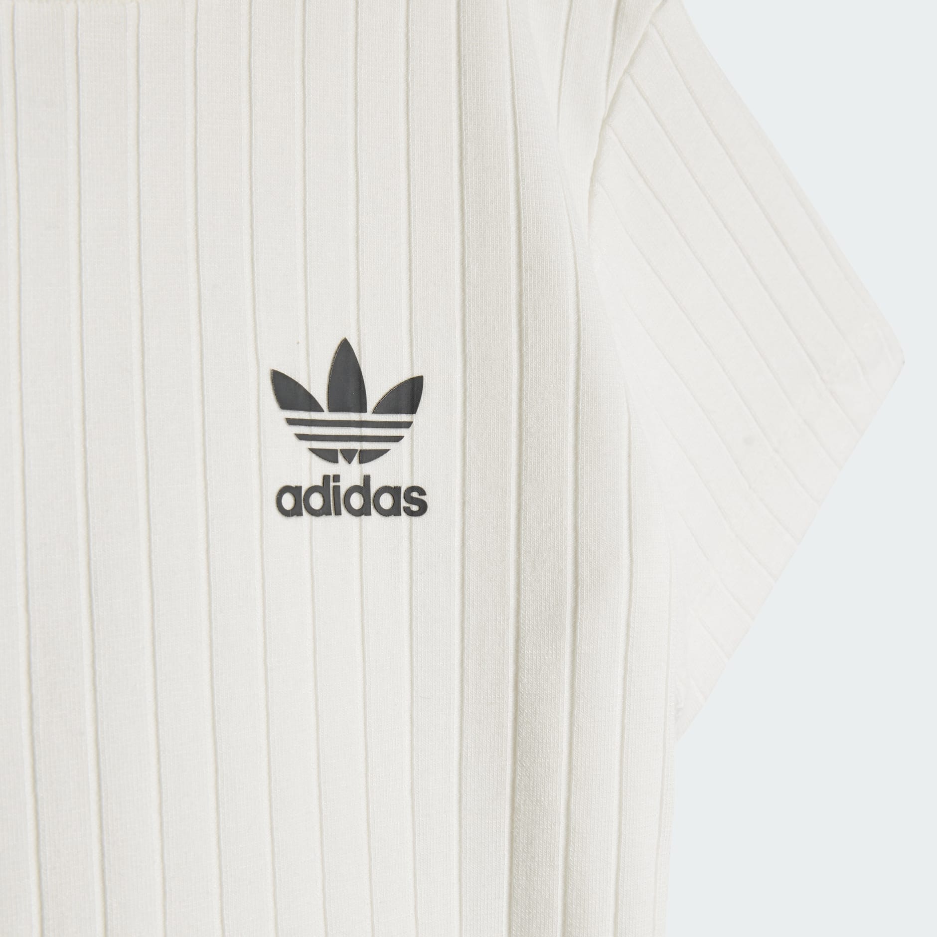 KOMPLET KRATKIH HLAČA I MAJICE &Scaron;IROKOG OVRATNIKA KLASIČNOG KROJA