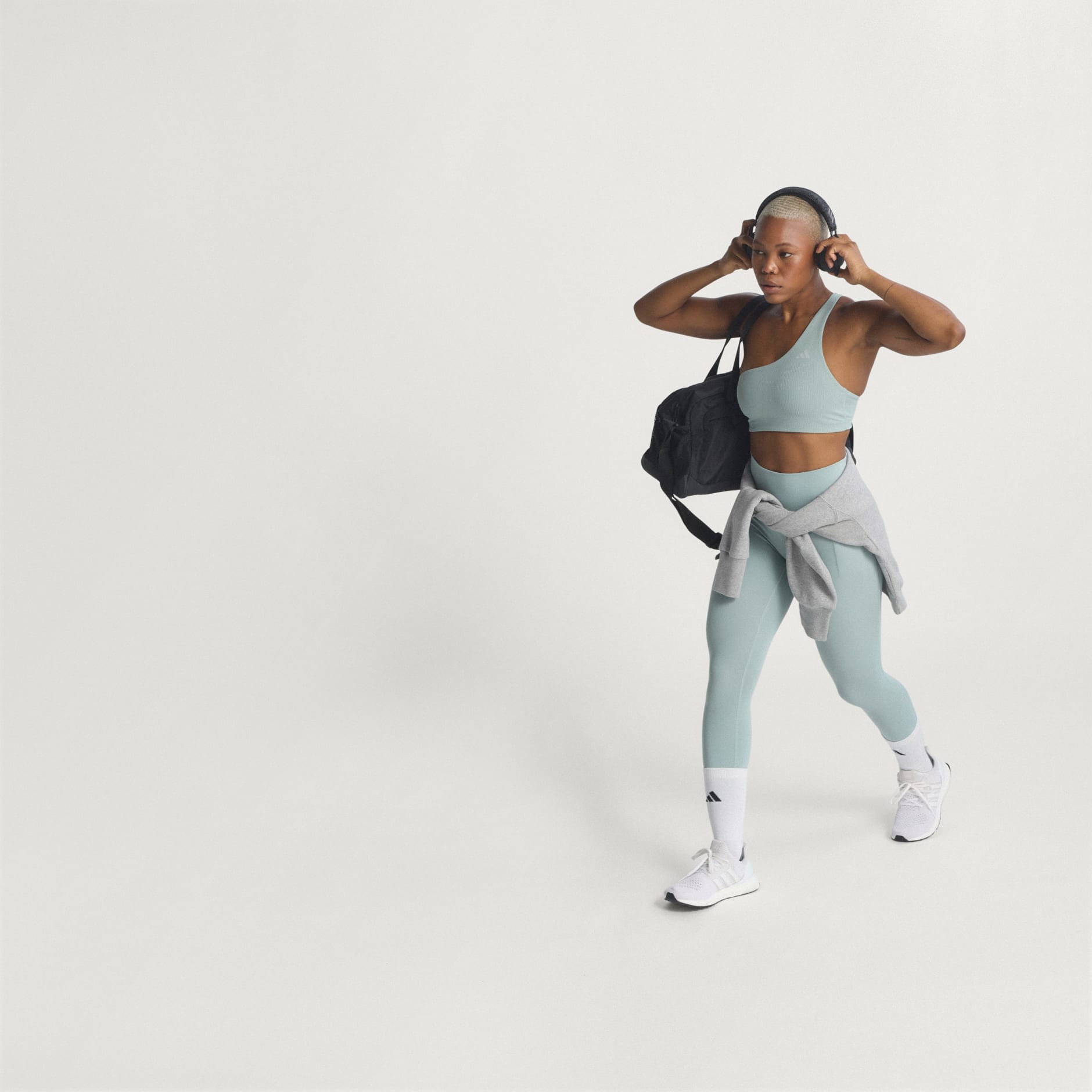 Sutien de antrenament Optime su striații, un umăr gol și susținere ușoară