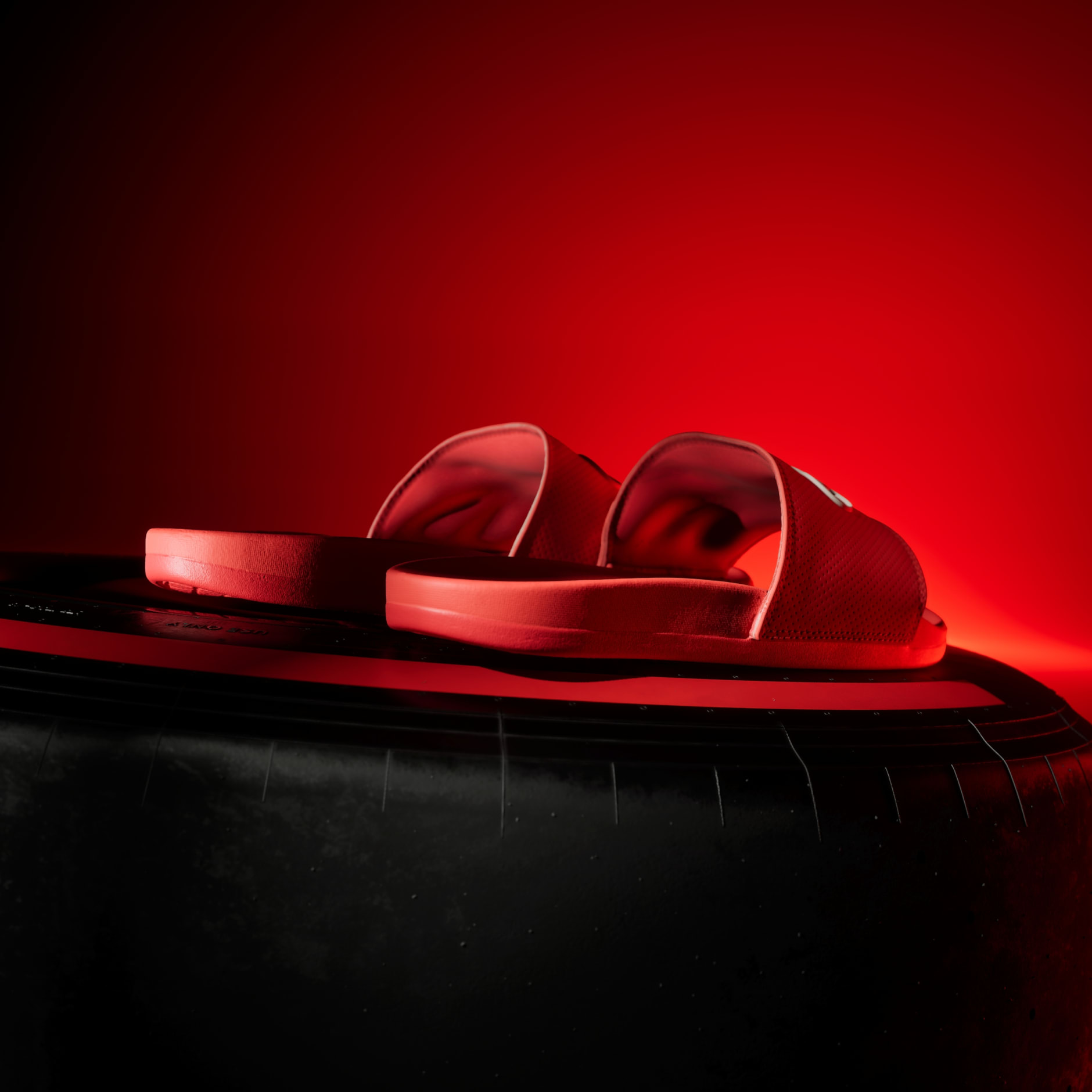 NATIKAČE ADILETTE COMFORT AUDI REVOLUT F1 TEAM