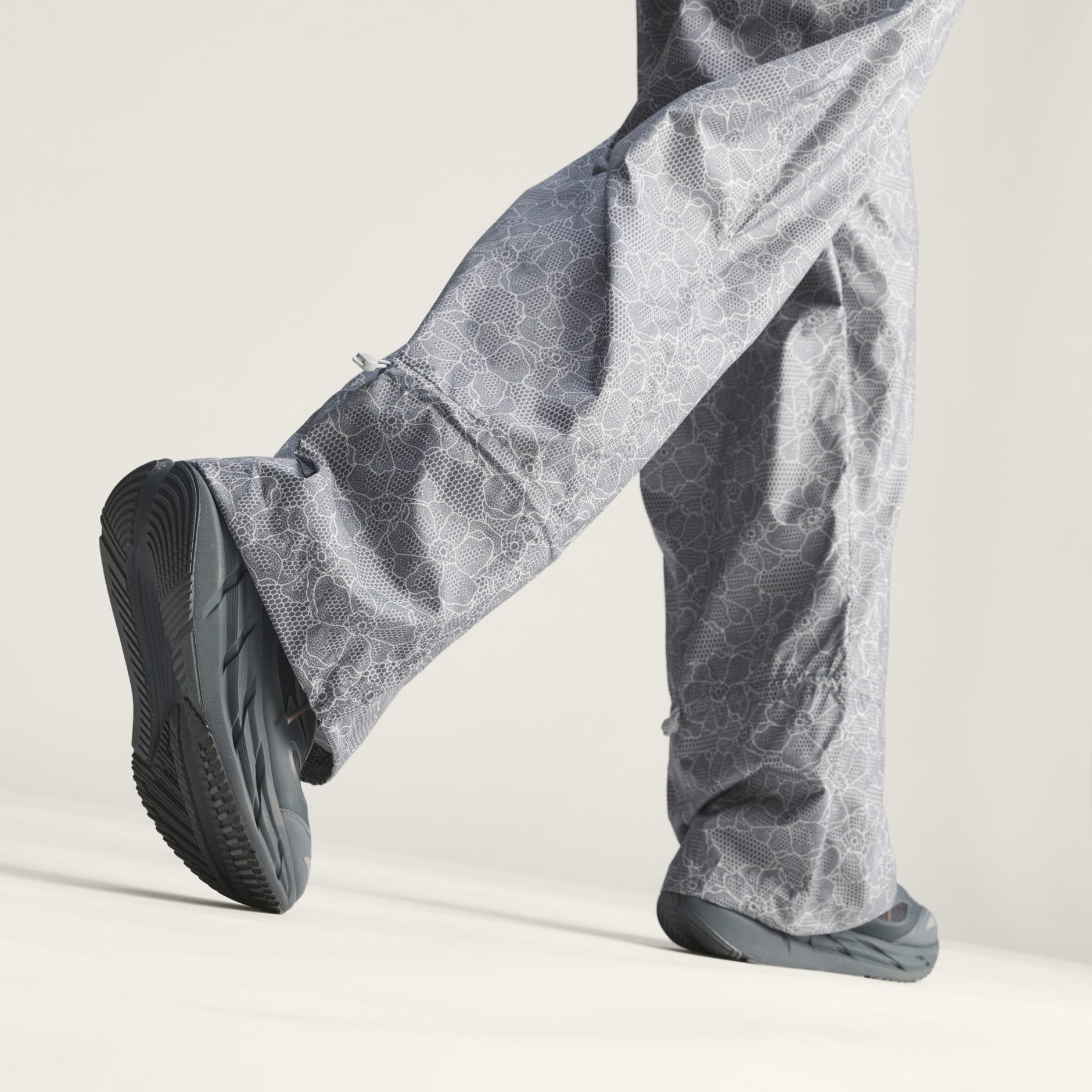 Pantaloni de trening adidas by Stella McCartney cu imprimeu