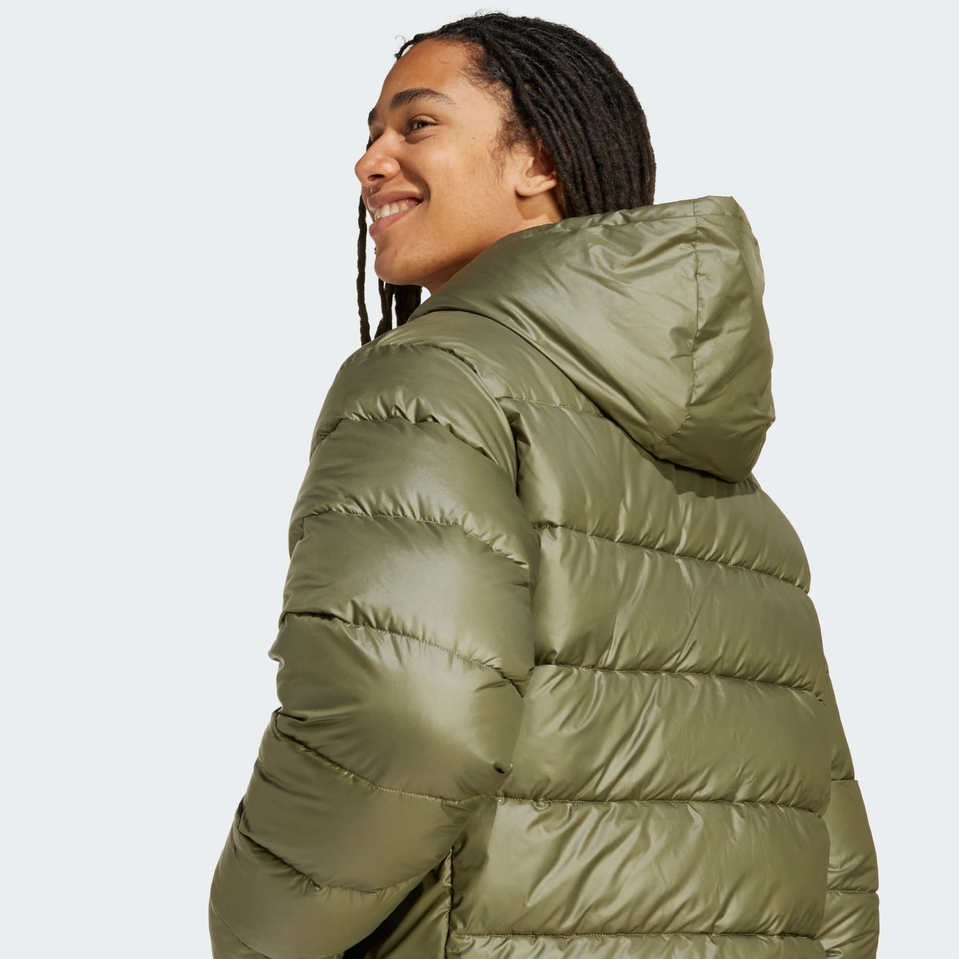 جاكيت Essentials CLIMAWARM بغطاء من عزل صناعي عالي الكثافة.