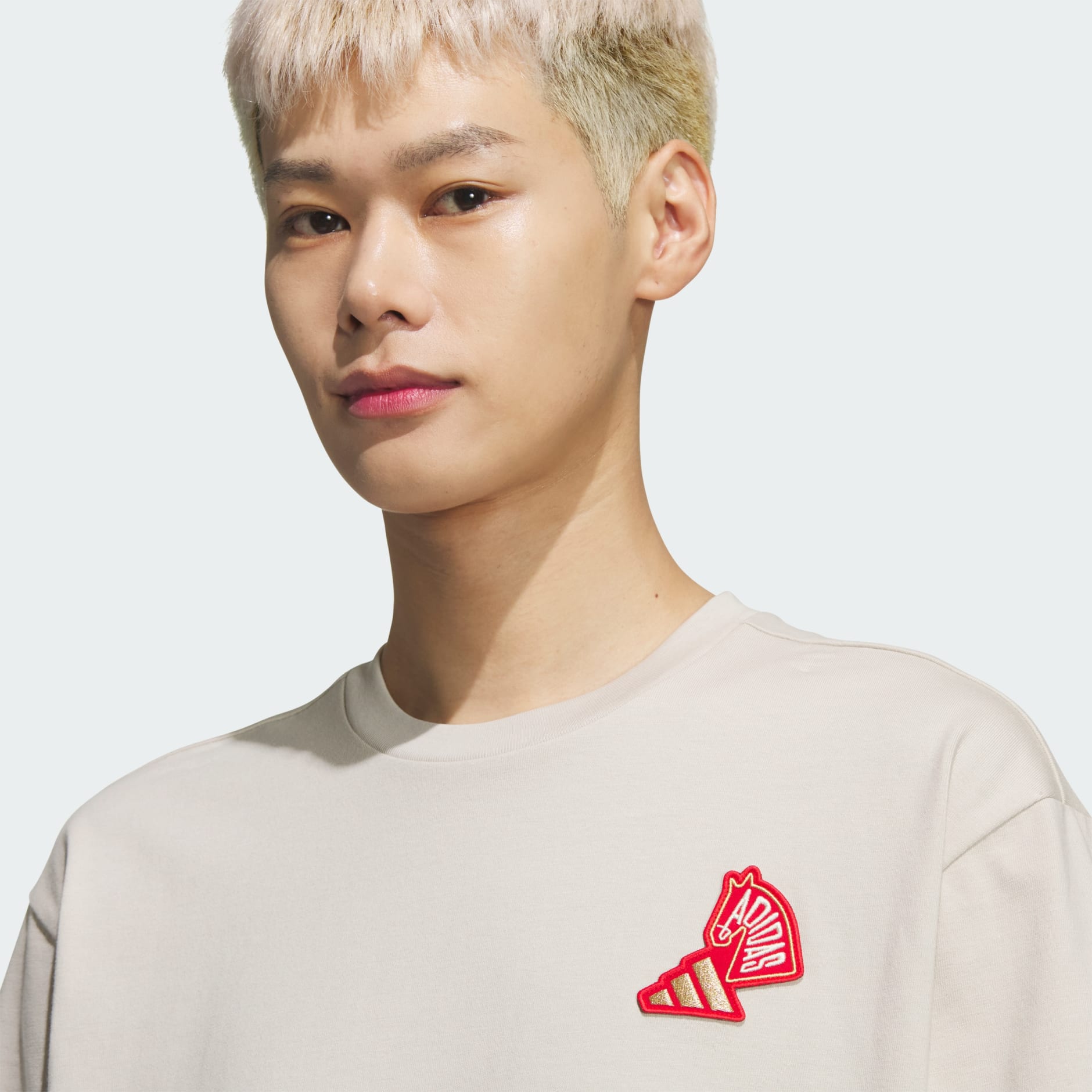 تيشيرت بأكمام قصيرة ورسمة لرأس السنة الصينية