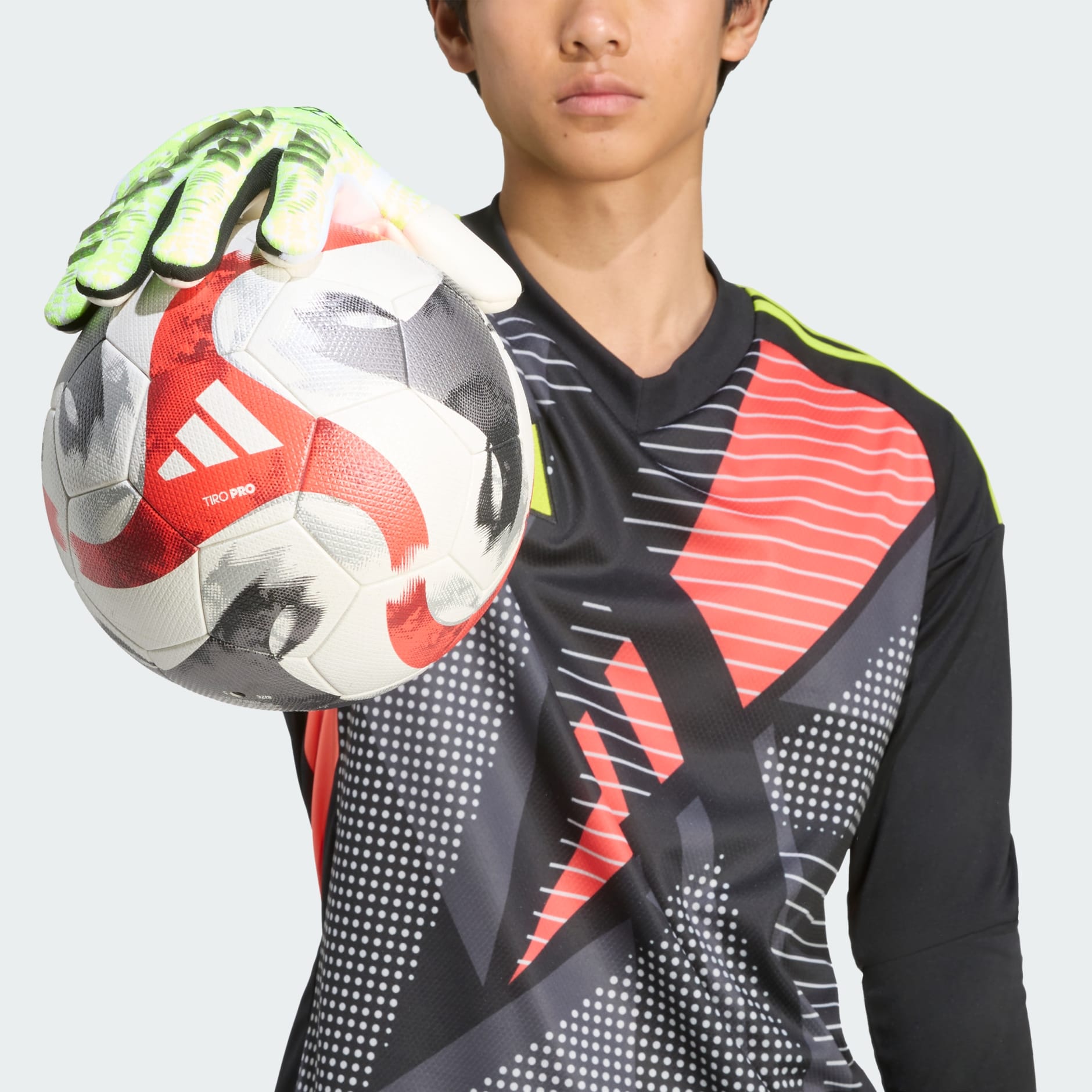 قفازات Predator Pro لحارس المرمى.