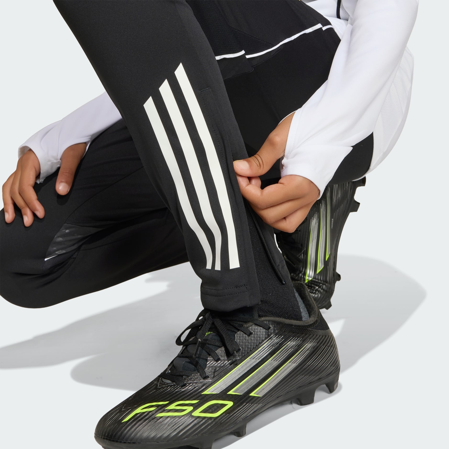 Pantaloni de trening adidas Real Madrid Avengers 25/26 Tiro25 Competition pentru copii