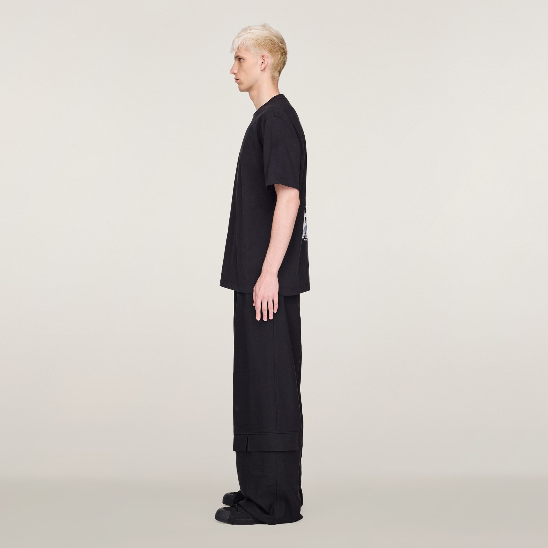 【送料&関税込】Y-3 Short Sleeves Tee Clothing - Y-3 Graphic Short Sleeve Tee - Black | adidas Qatar