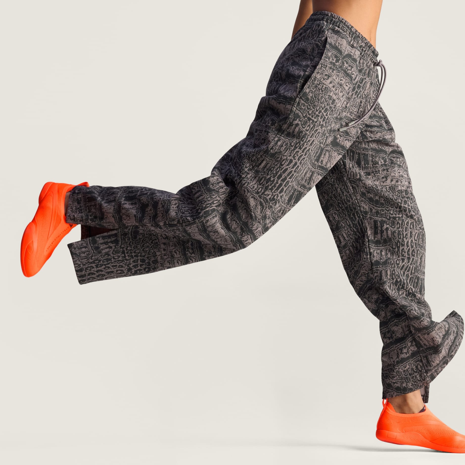 بنطال فضفاض مطبوع من أديداس باي Stella McCartney