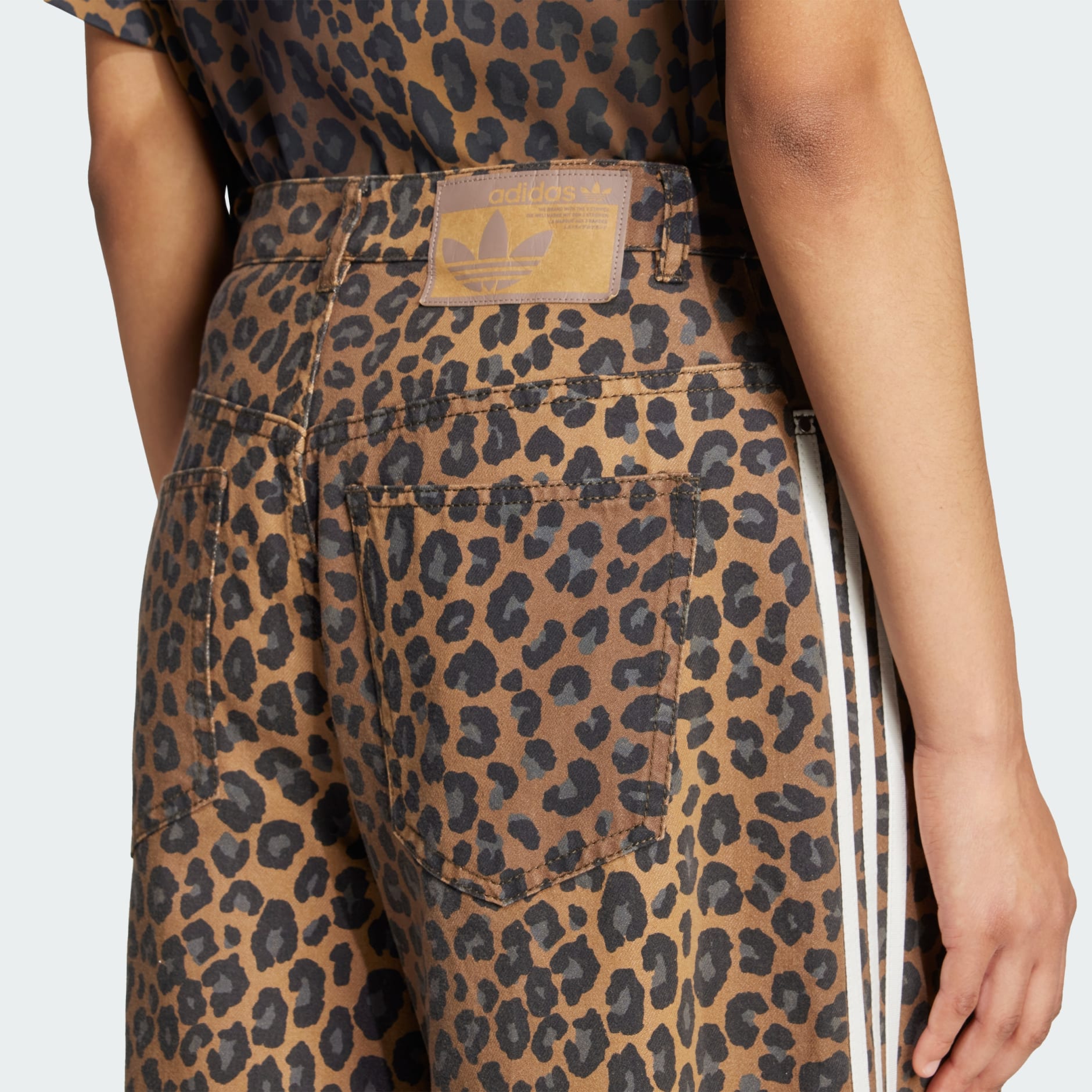 Pantaloni scurți adidas Originals Bermuda din denim