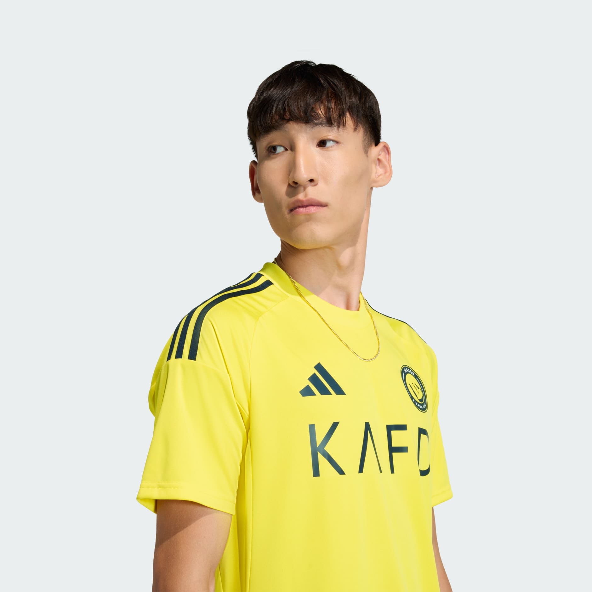 قميص أساسي بشعار نادي النصر لموسم 2026/2025 بإصدار مخصص للمشجعين