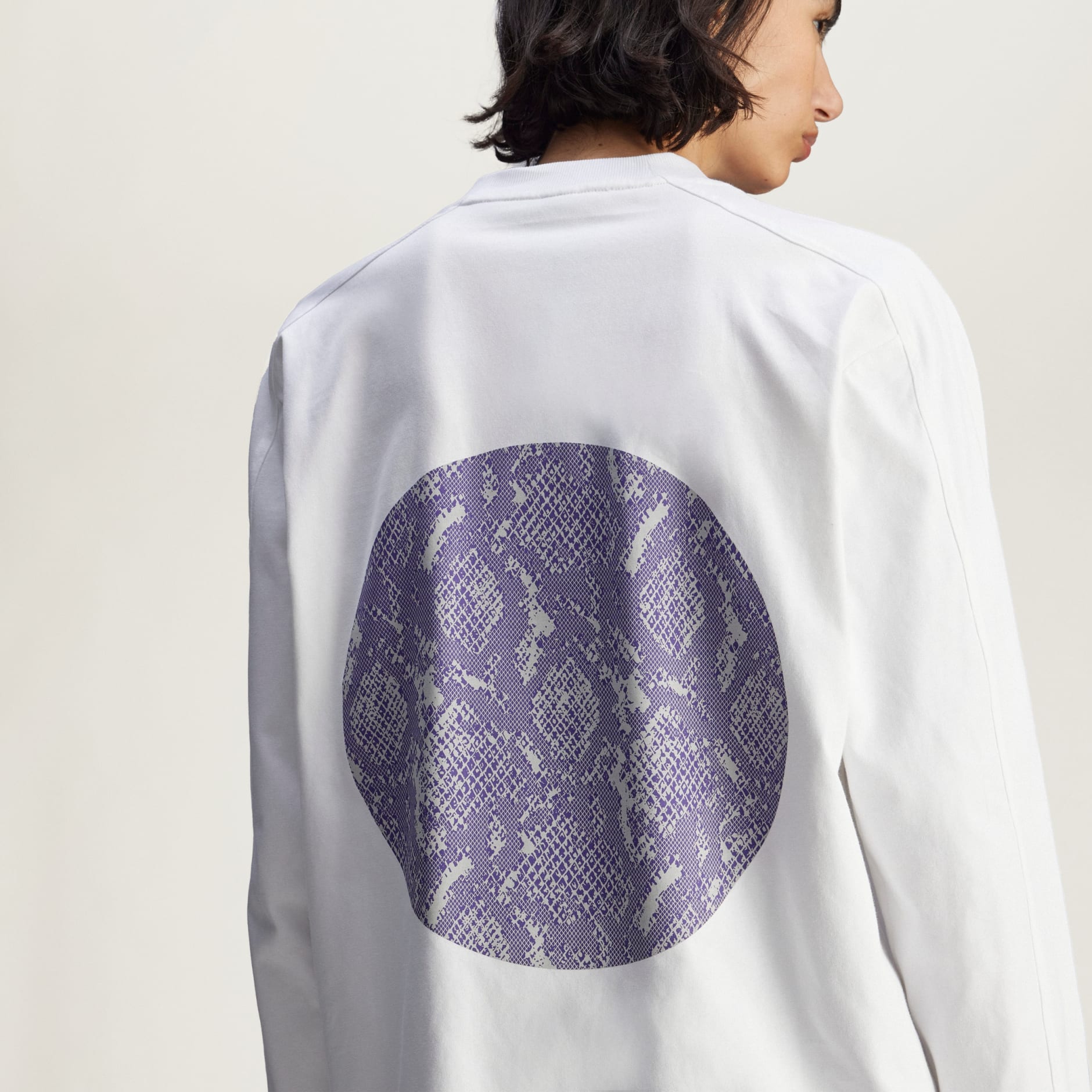 تيشيرت أديداس من Stella McCartney كبيرة الحجم برسومات وأكمام طويلة