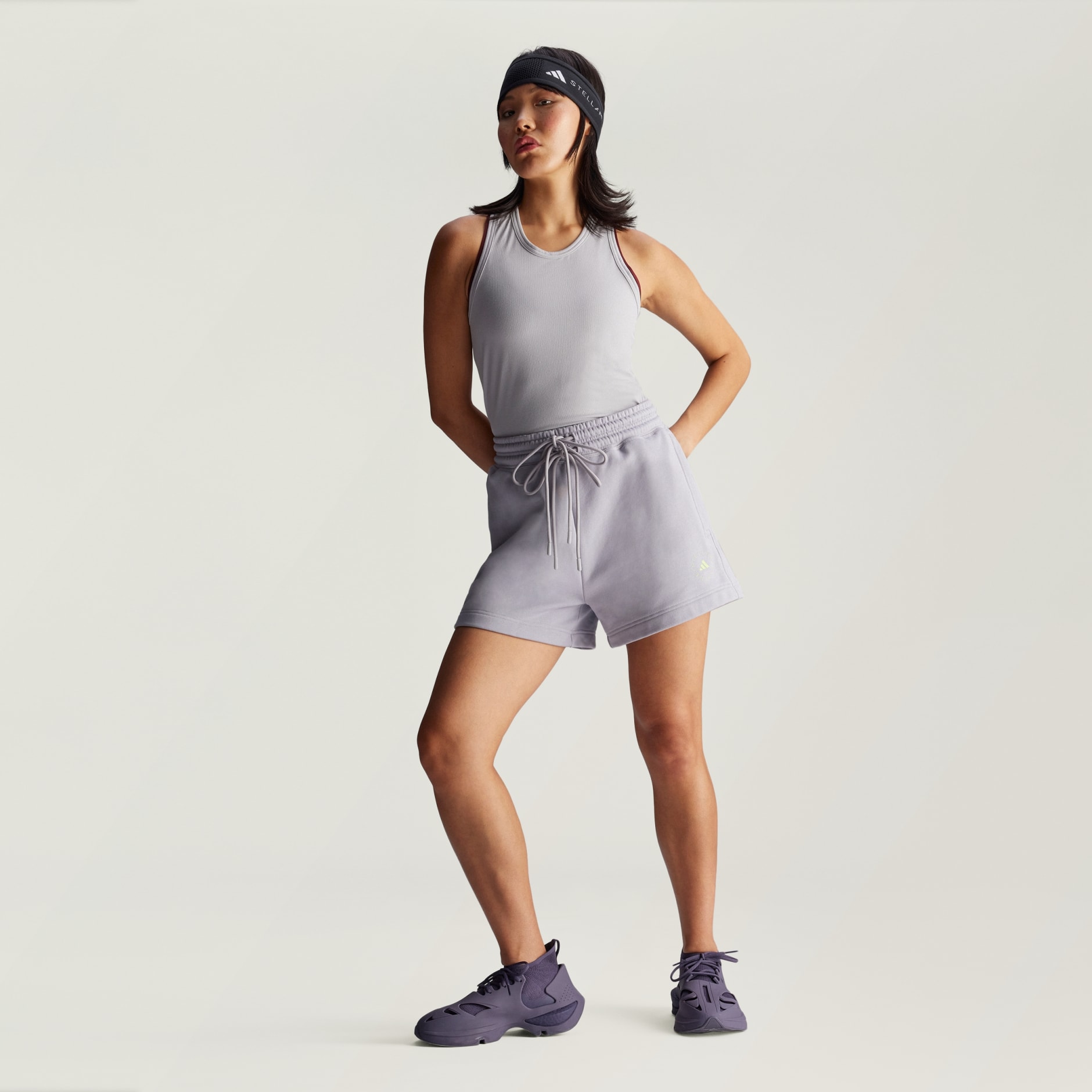 Pantaloni scurți din material flaușat adidas by Stella McCartney TrueCasuals