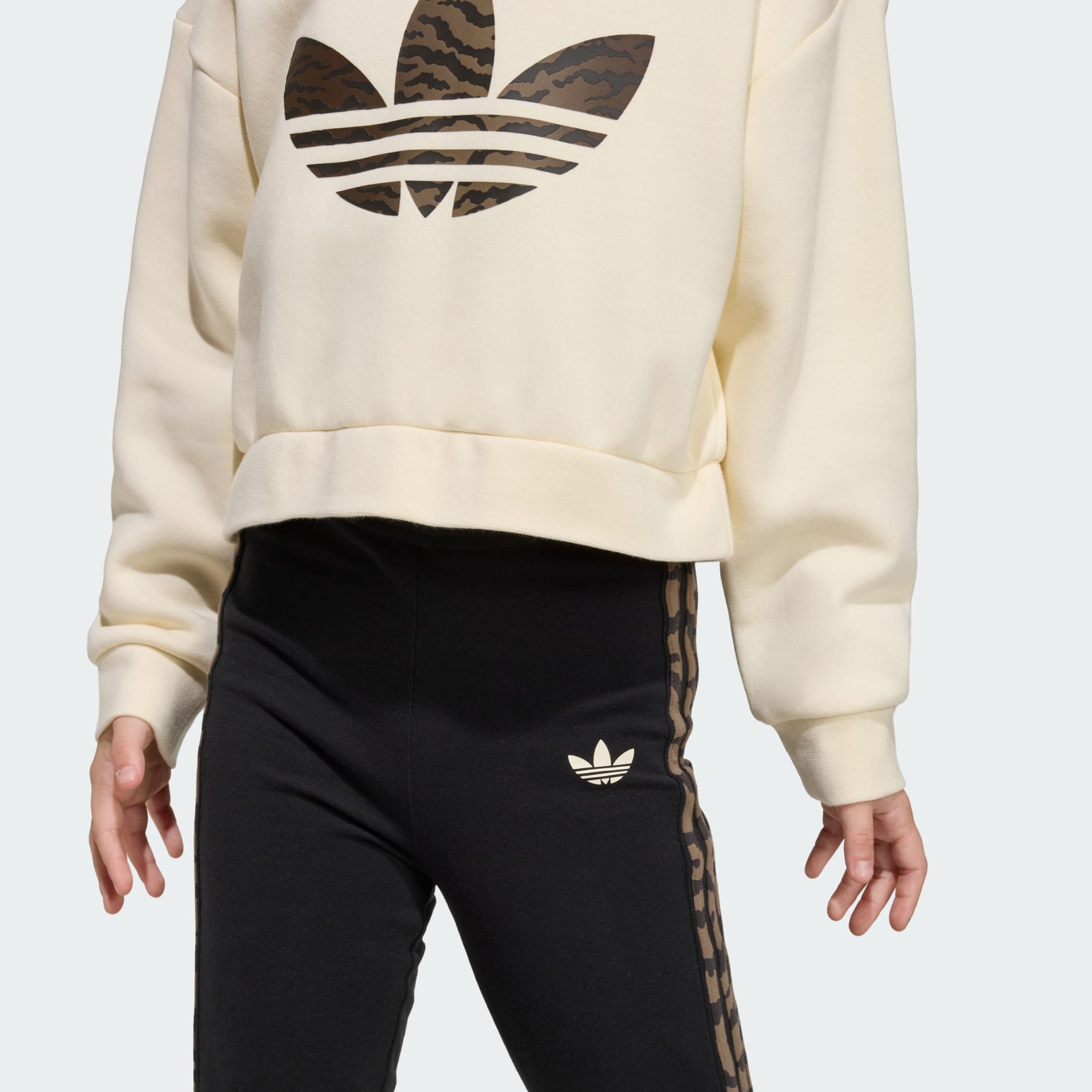 KOMPLET SA &Scaron;IROKOM SKRAĆENOM MAJICOM