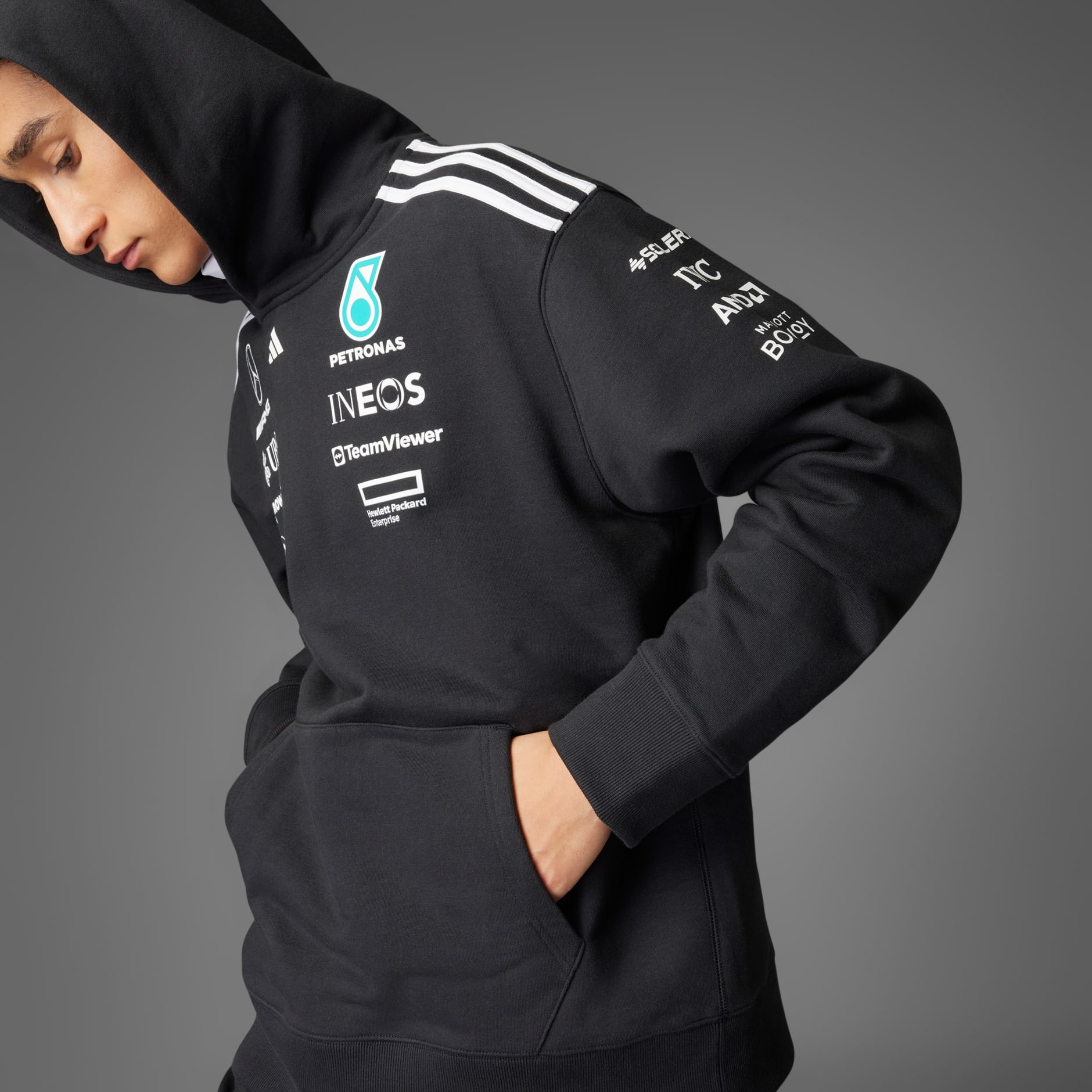 MAJICA S KAPULJAČOM MERCEDES - AMG PETRONAS FORMULA ONE TEAM