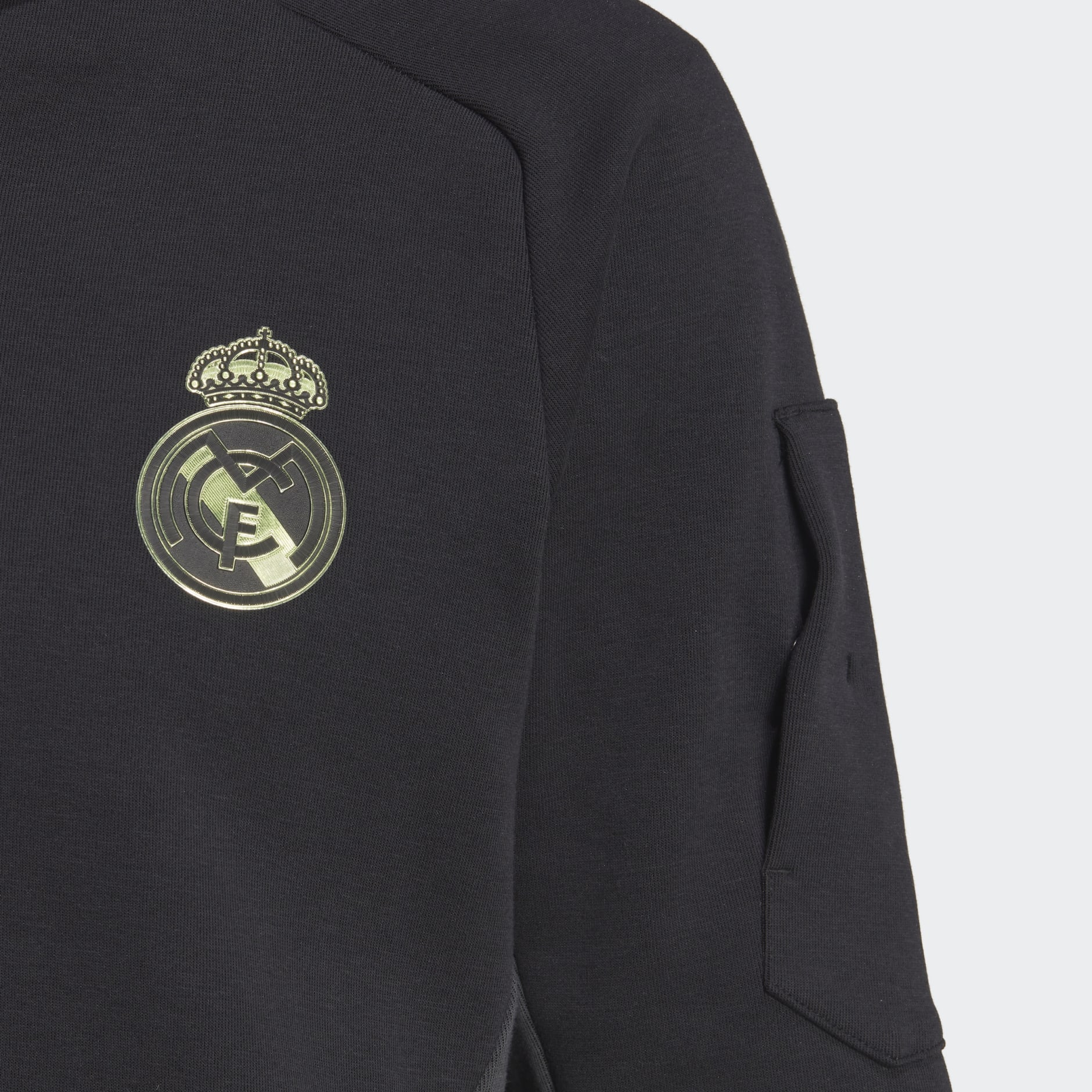 Adidas liquida la chaqueta más top del Real Madrid a mitad de precio