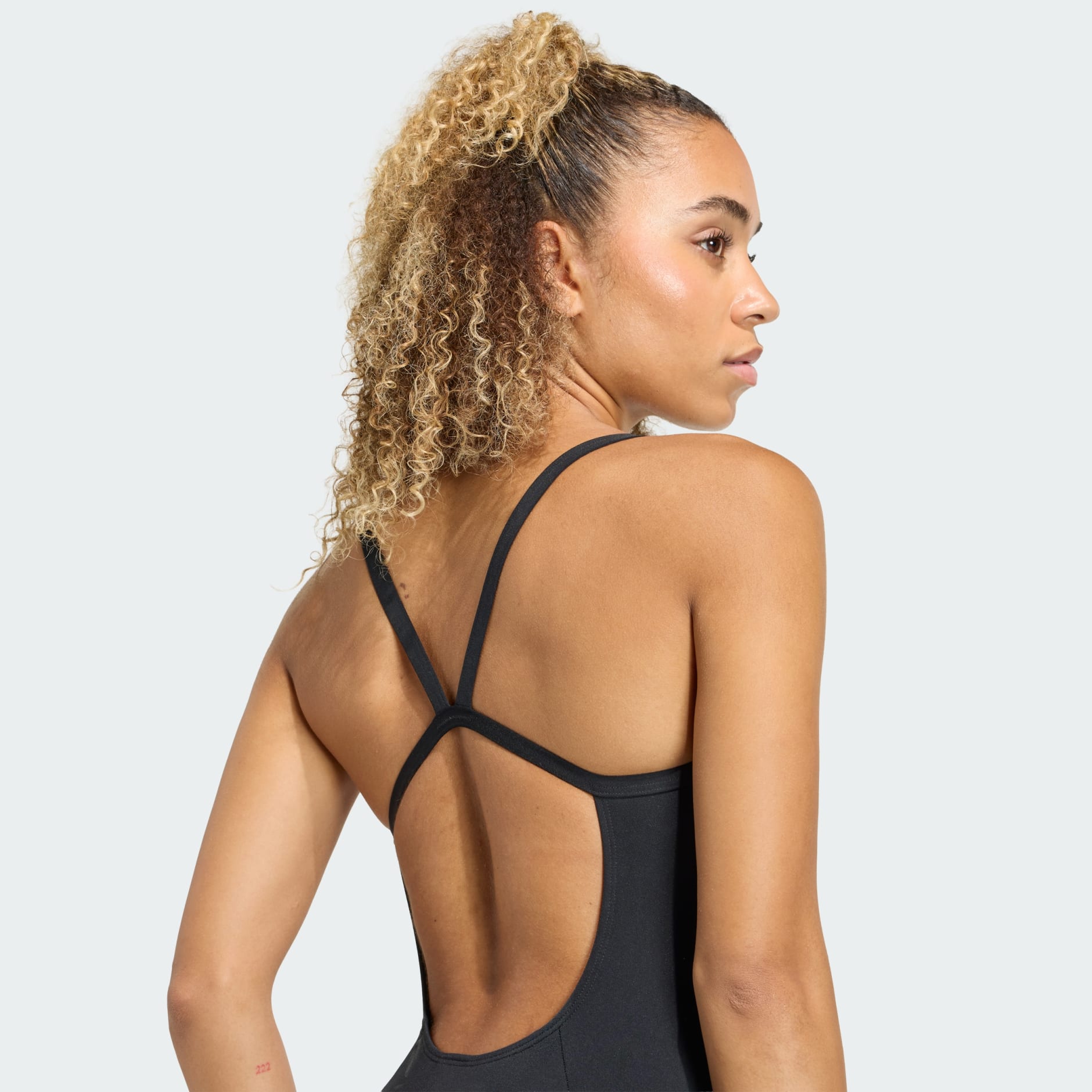 Kupaći kostim s tankim naramenicama i V-izrezom na leđima