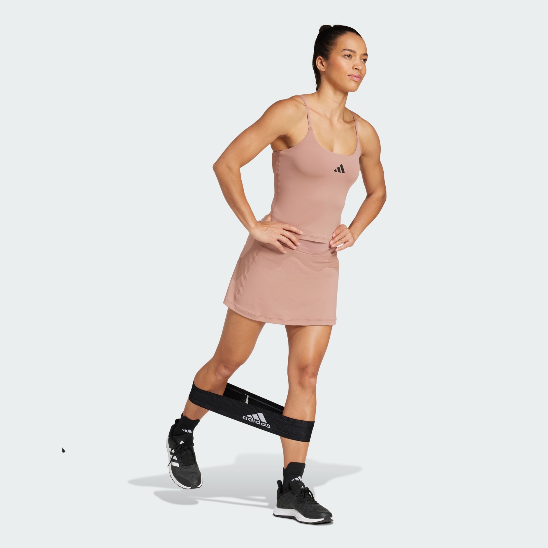 חצאית סקורט Optime המשולבת עם מכנסי רכיבה