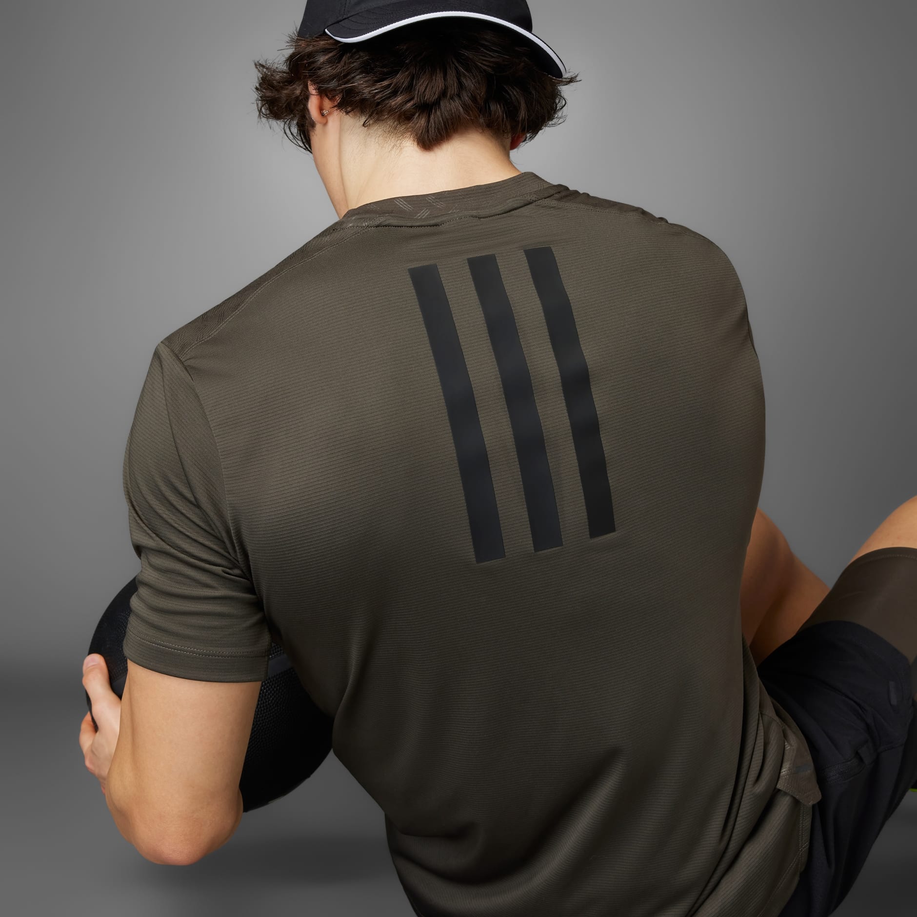 adidas PrimeLift 健身 T 裇