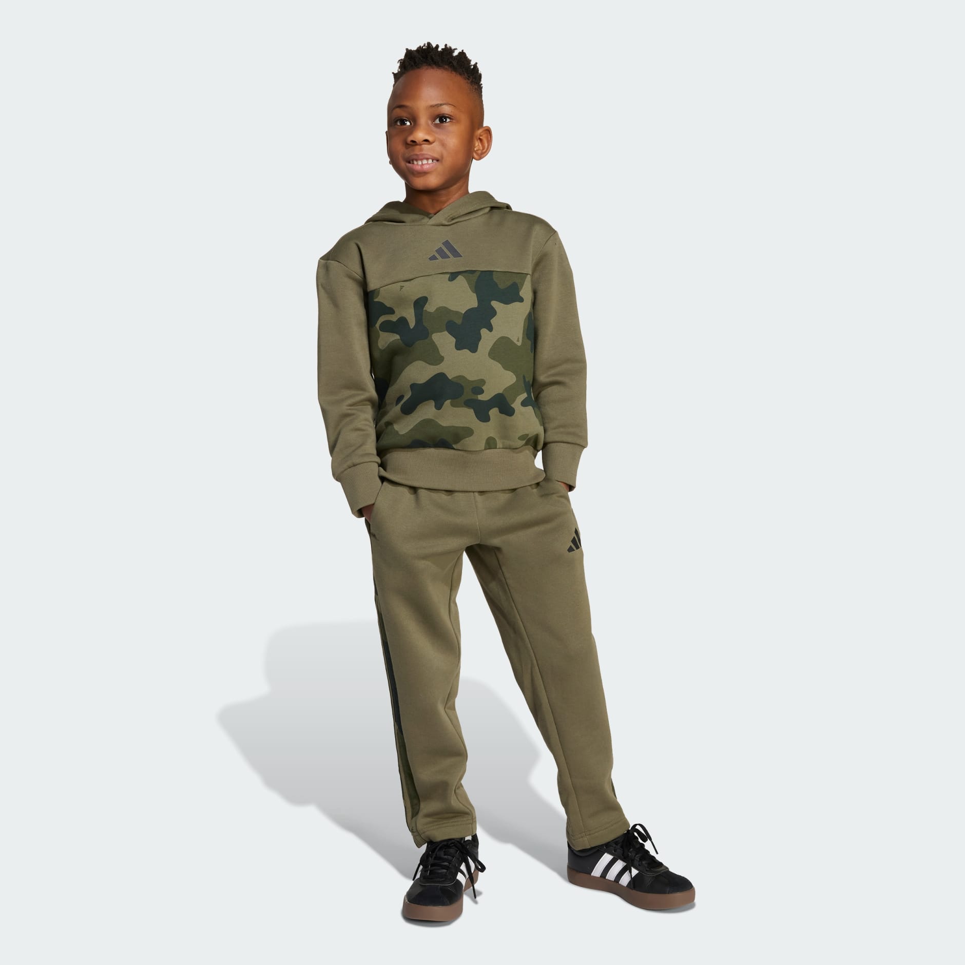 Set jogger din fleece Seasonal Essentials cu imprimeu camo pentru copii
