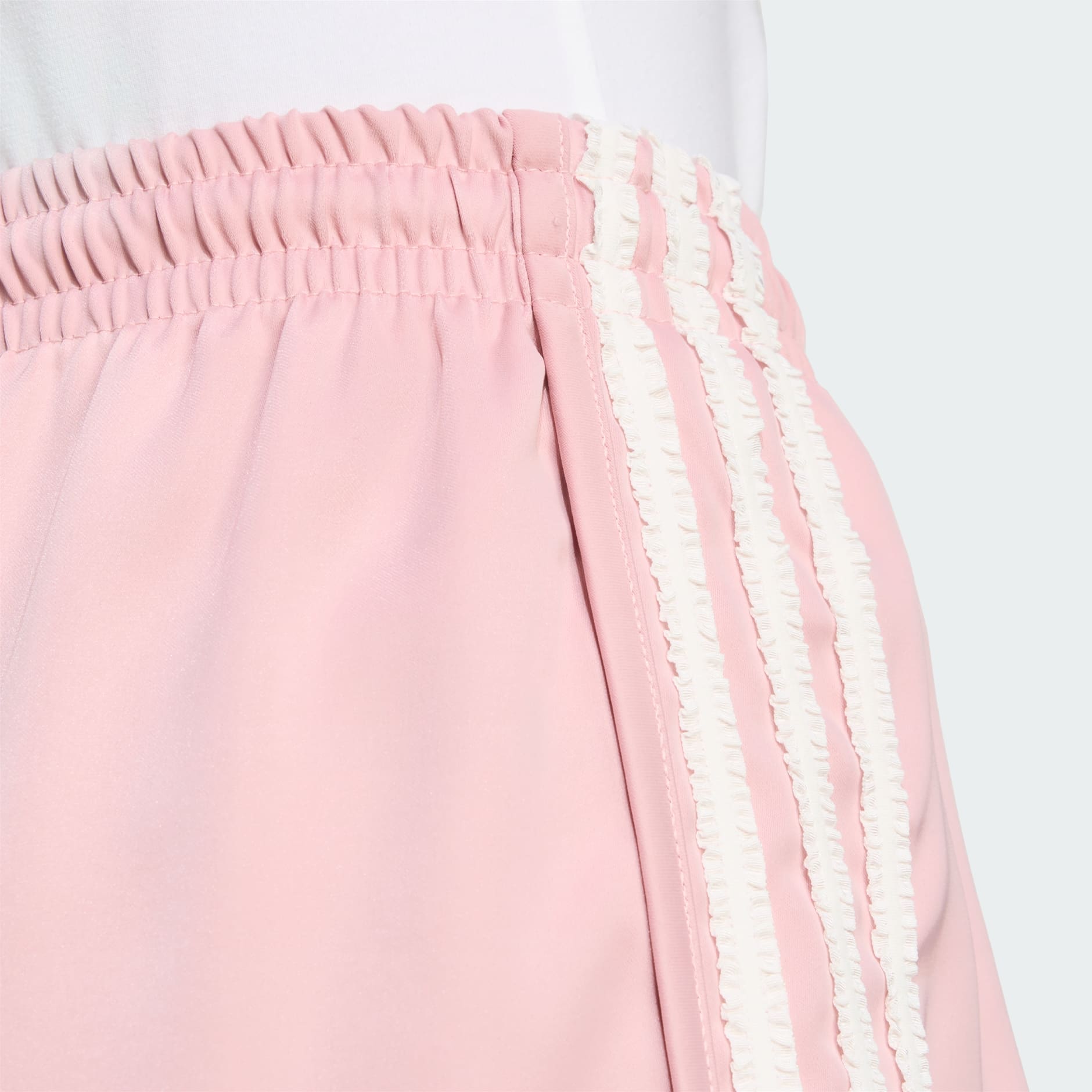 Pantaloni scurți din satin adidas Originals ruffles cu 3 dungi