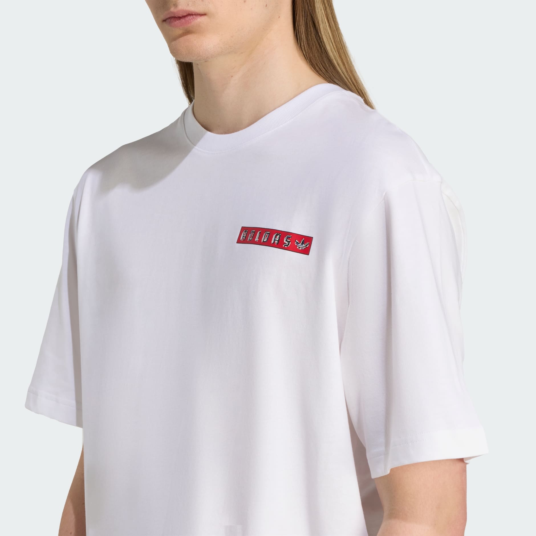 تيشيرت ذات تصميم جرافيكي