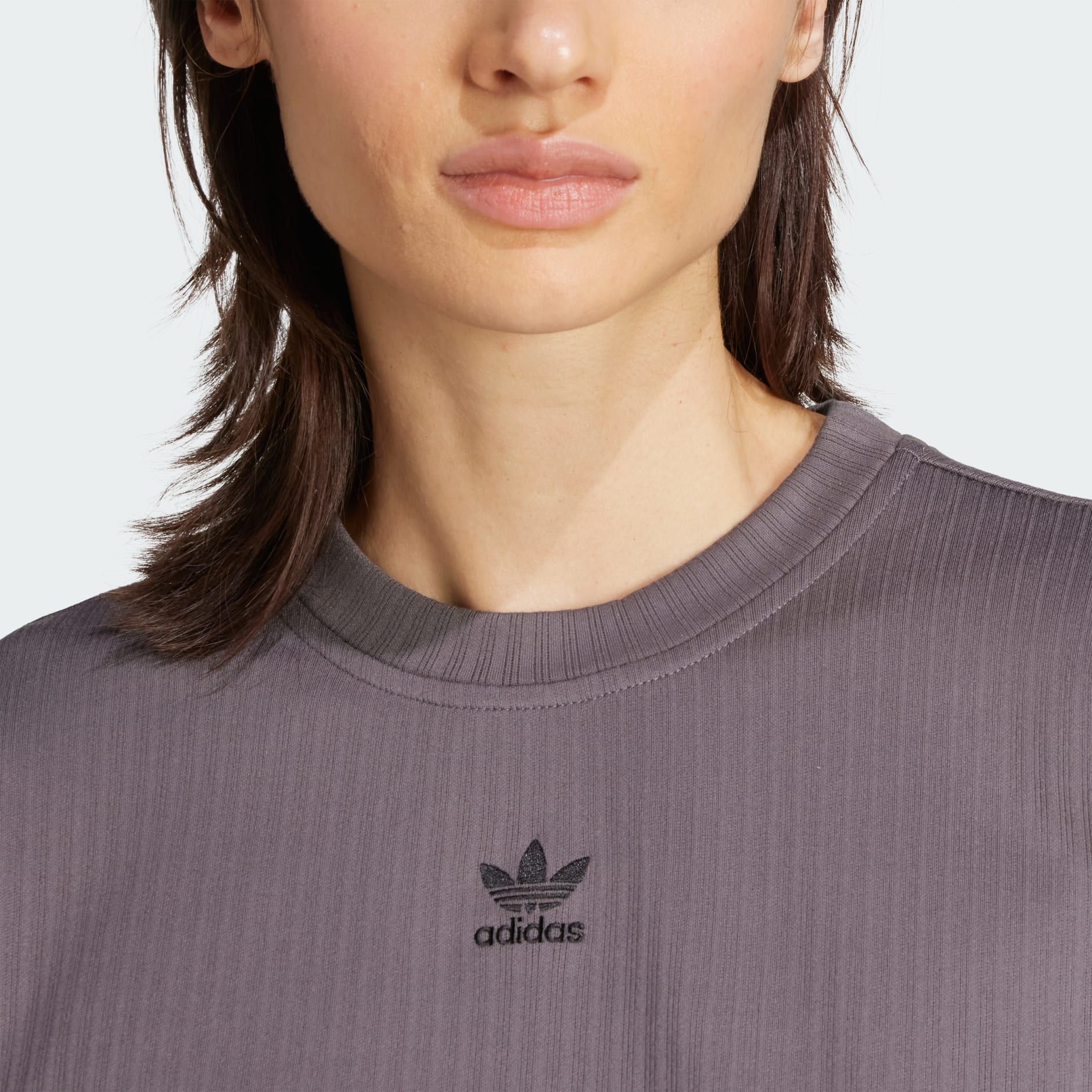 Essentials تي شيرت واسع الأضلاع المصمم لفصل الشتاء