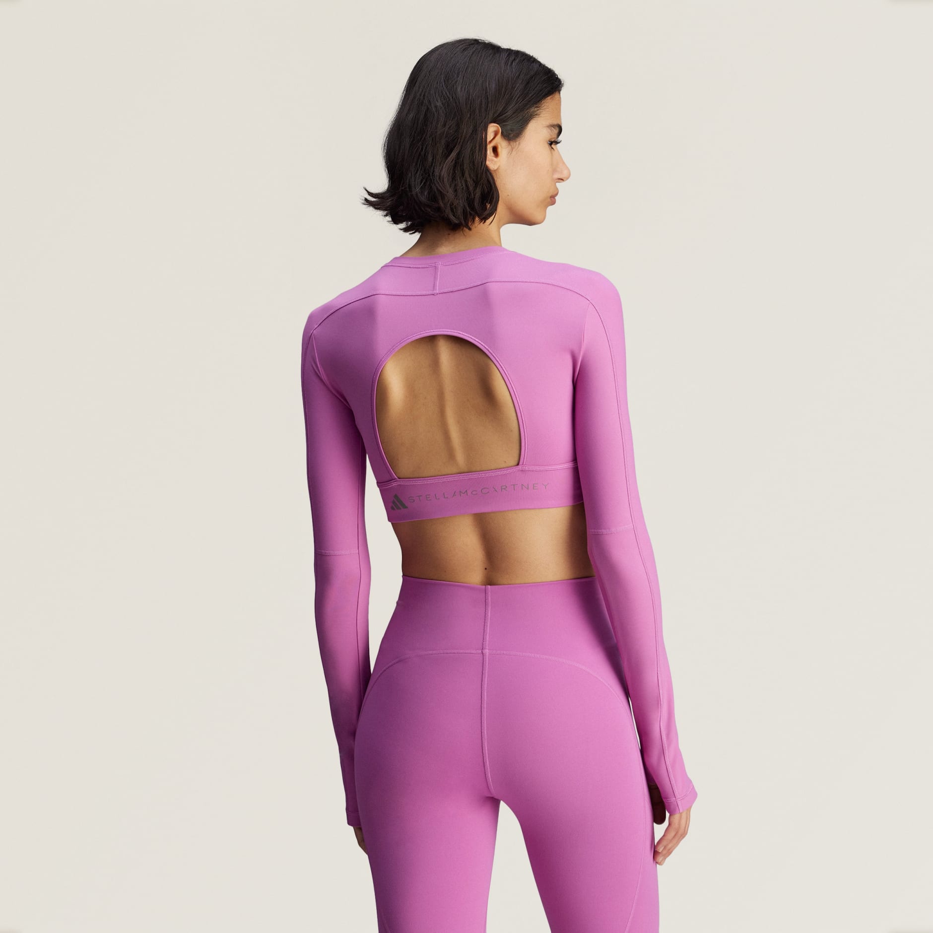 Top scurt cu m&acirc;necă lungă de Yoga TrueStrength adidas by Stella McCartney