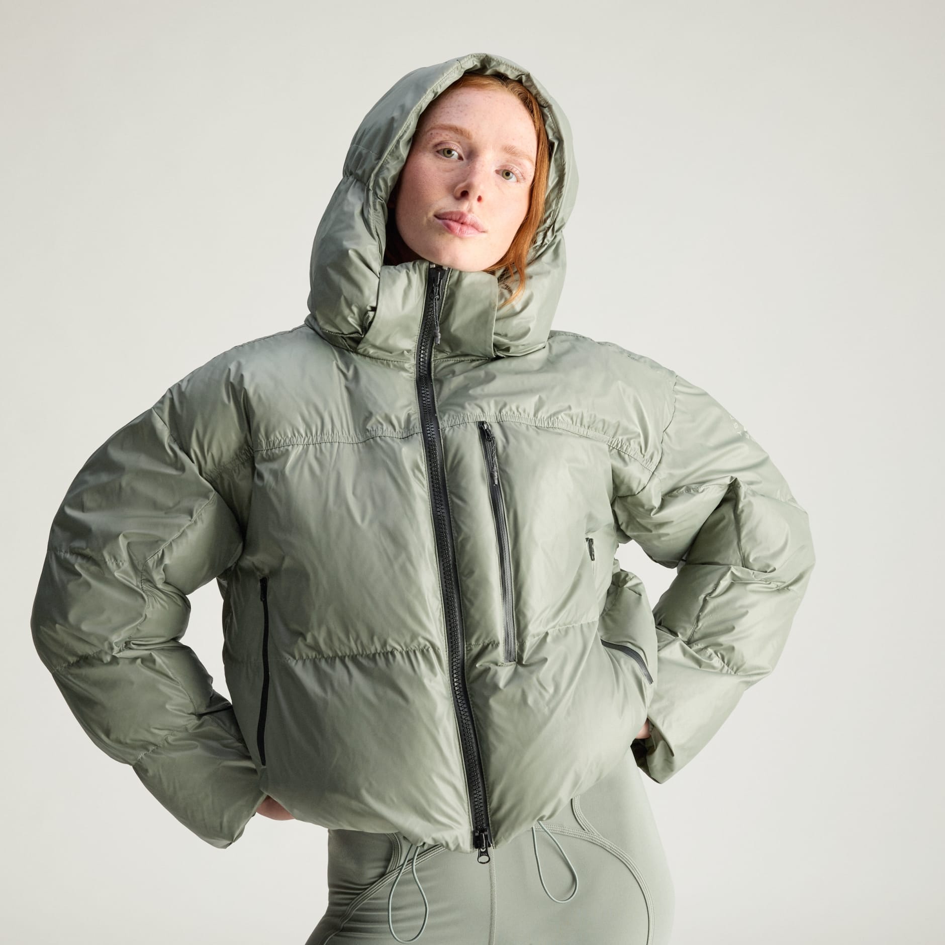 Jachetă de iarnă scurtă și căptușită adidas by Stella McCartney