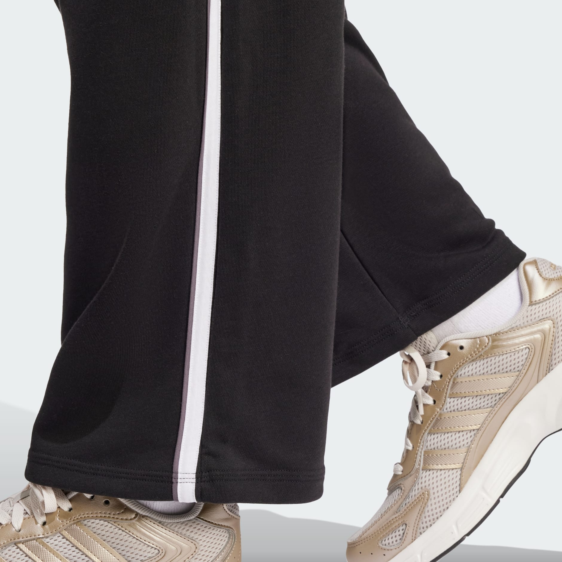 Pantaloni flaușați Essentials cu tușe de culoare