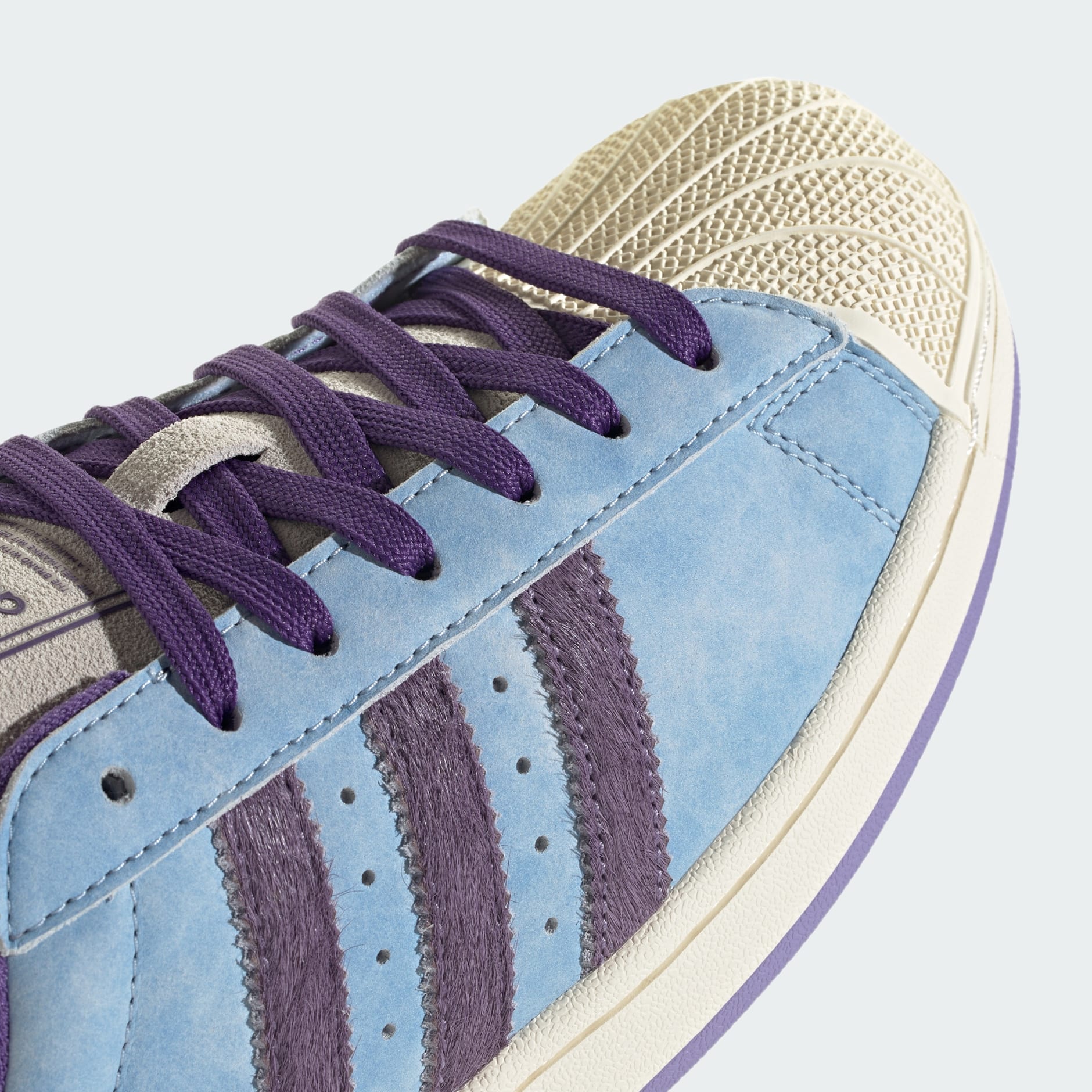 與 SYM 共同創造的 ADIDAS SUPERSTAR 鞋