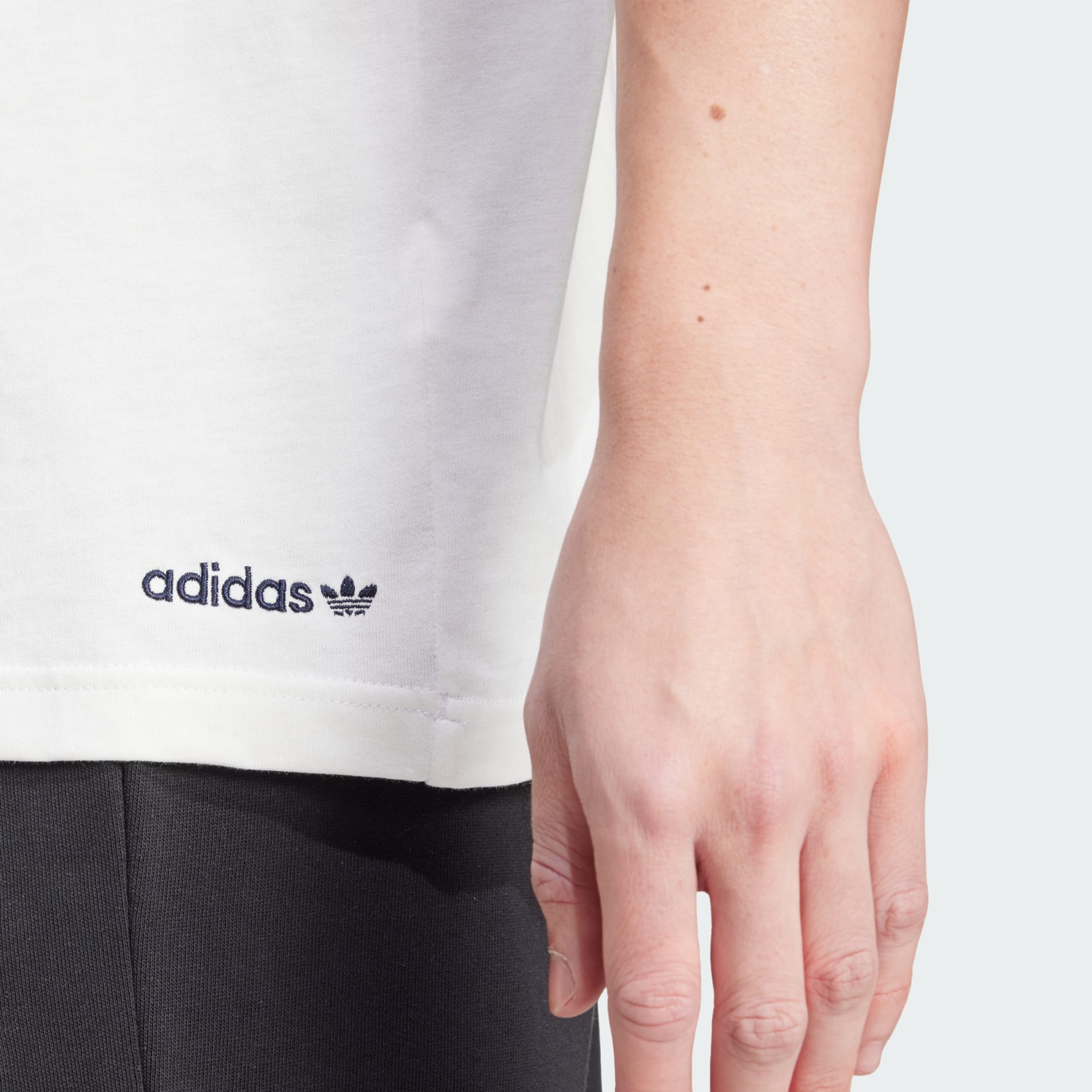 Tシャツ・カットソー adidas graphic tee white IW3237 Clothing - Graphic Tee - White | adidas Oman