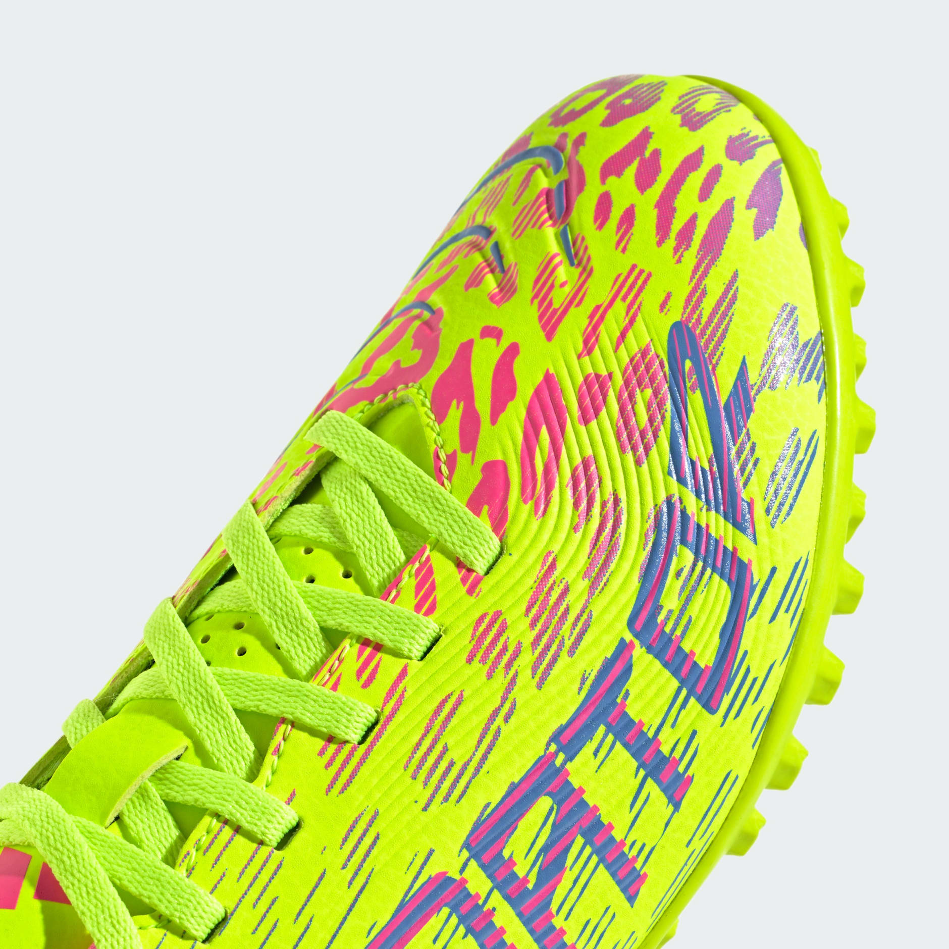 Guayos Predator Club Society