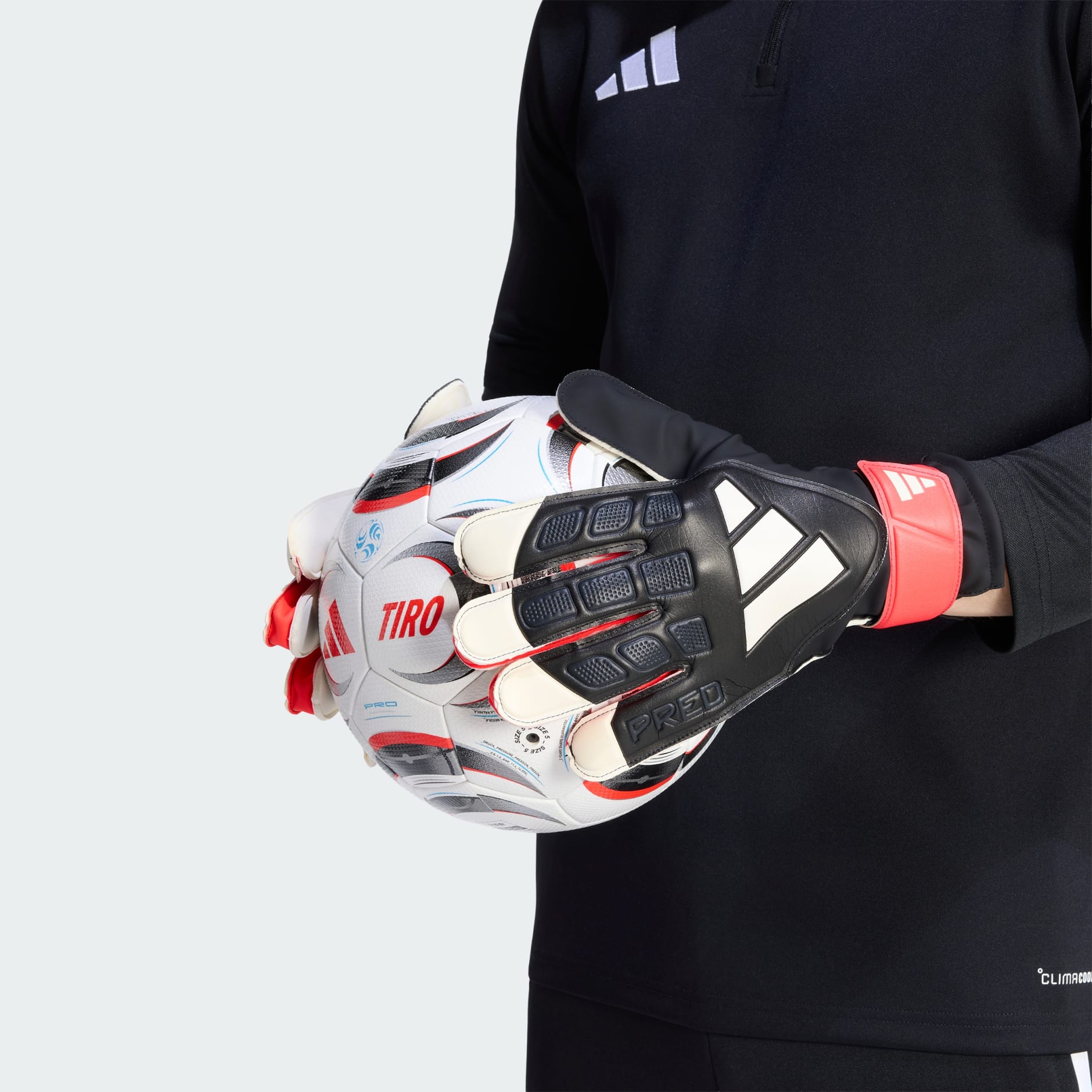 PREDATOR GOALKEEPER GLOVE TRAINING