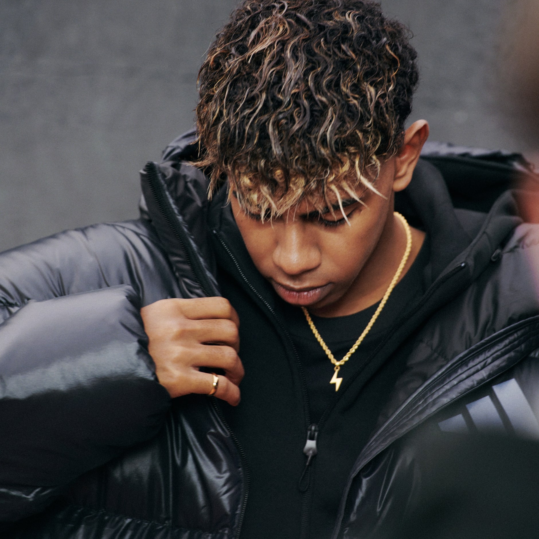 Podstavljena pernata jakna ADIDAS Z.N.E. Climawarm