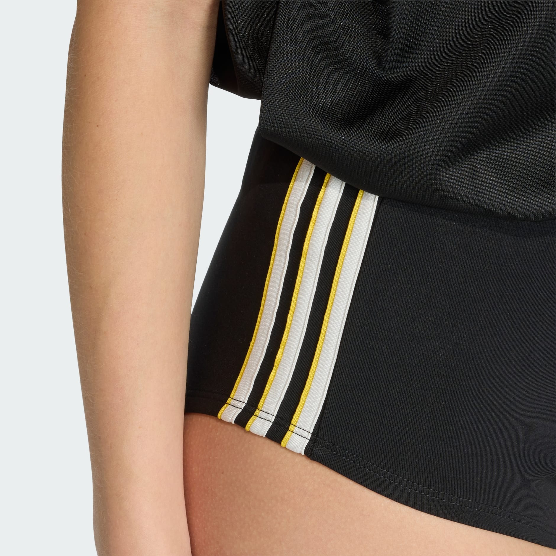 USKE KRATKE HLAČE SPORT