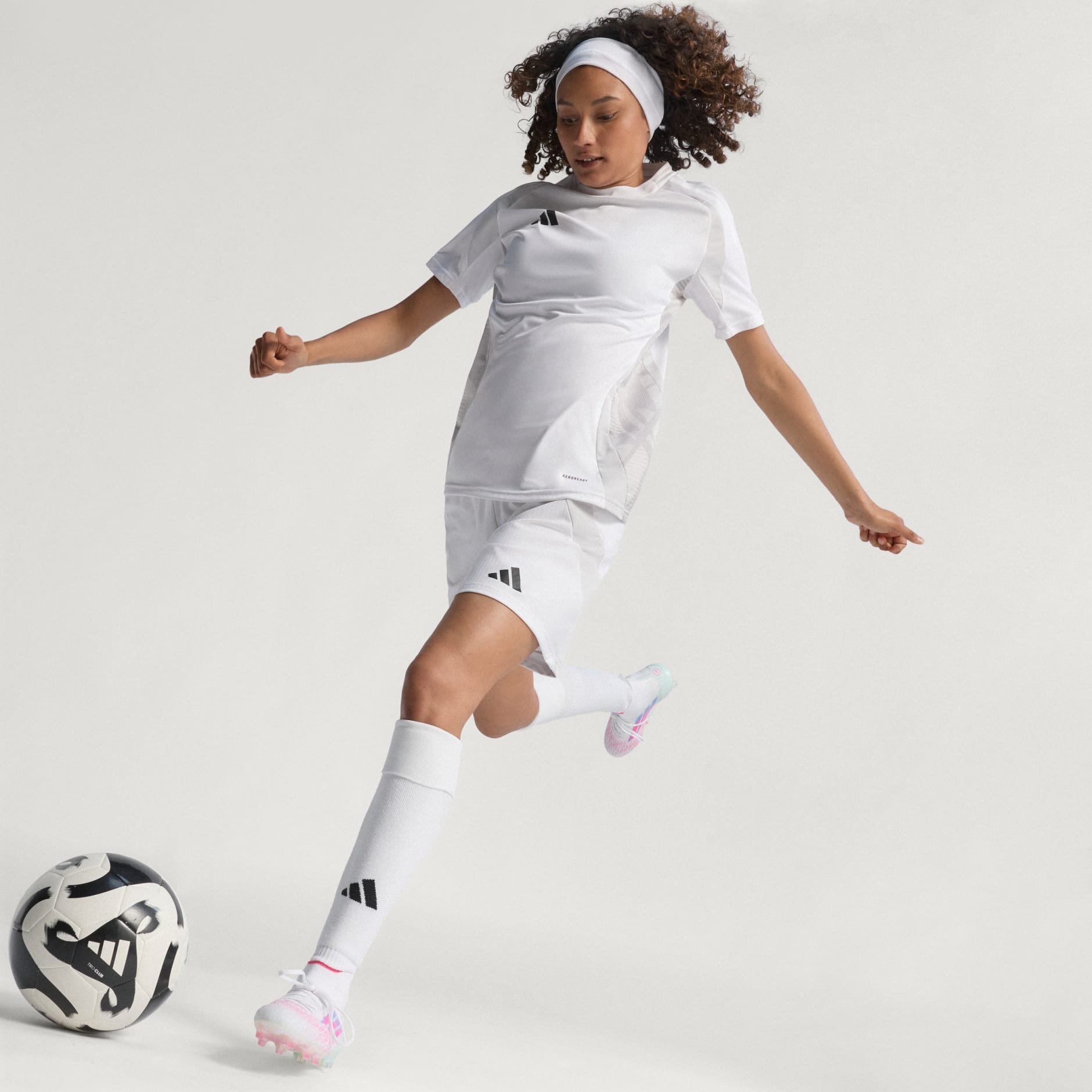 Ghete cu &icirc;nălțime medie F50 Sparkfusion Elite pentru teren dur/gazon artificial