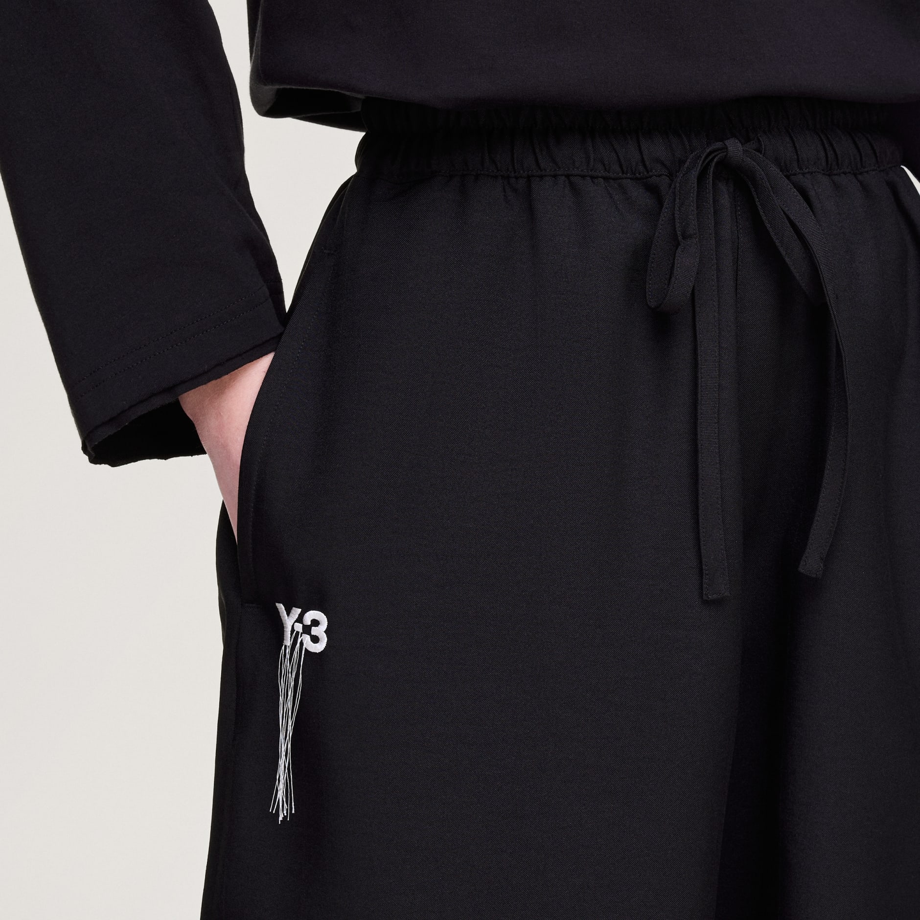 PANTALONI SCURȚI Y-3 SPORT UNIFORM RAW CUT CU 3 DUNGI