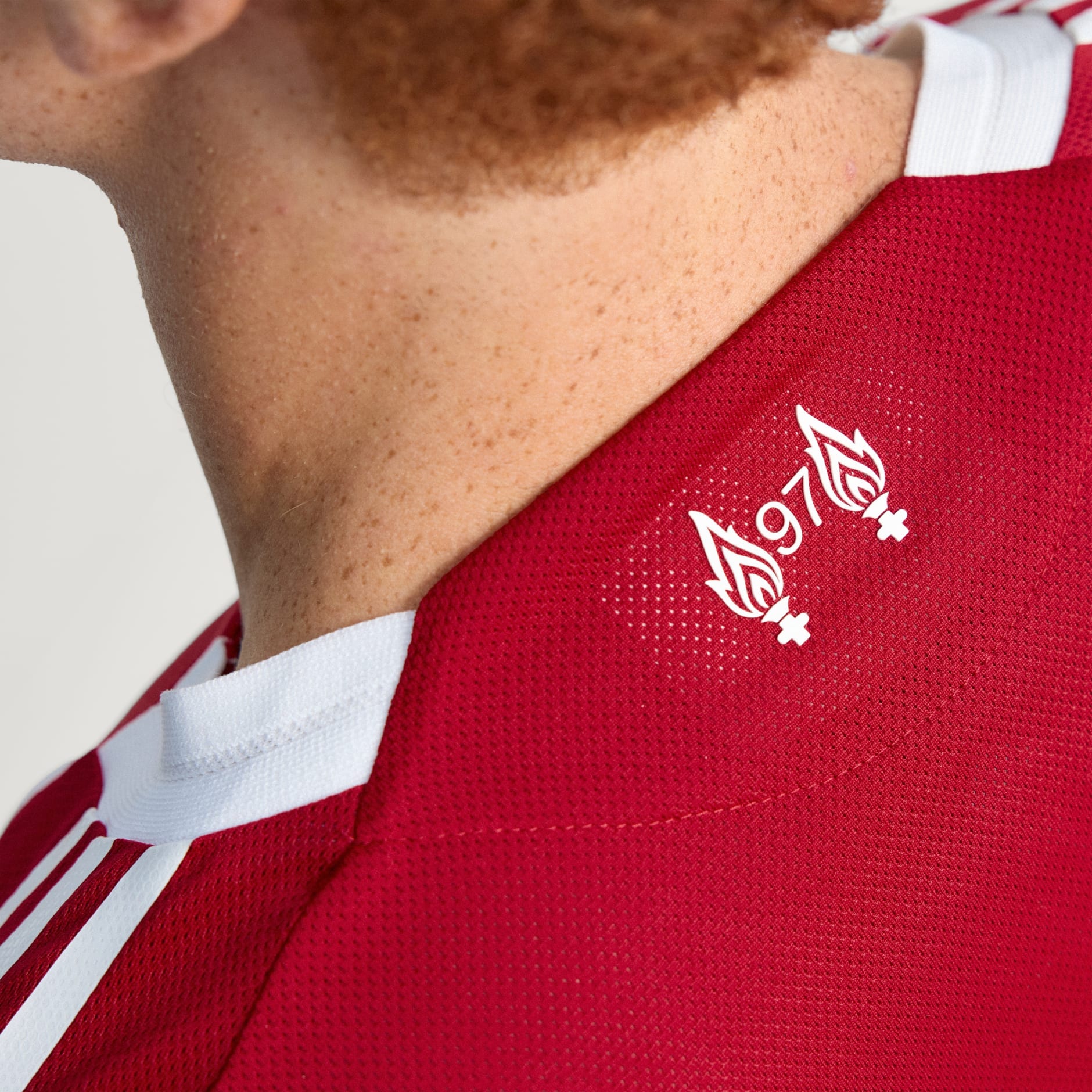 חולצה אותנטית למשחק ביתי Liverpool FC 25/26