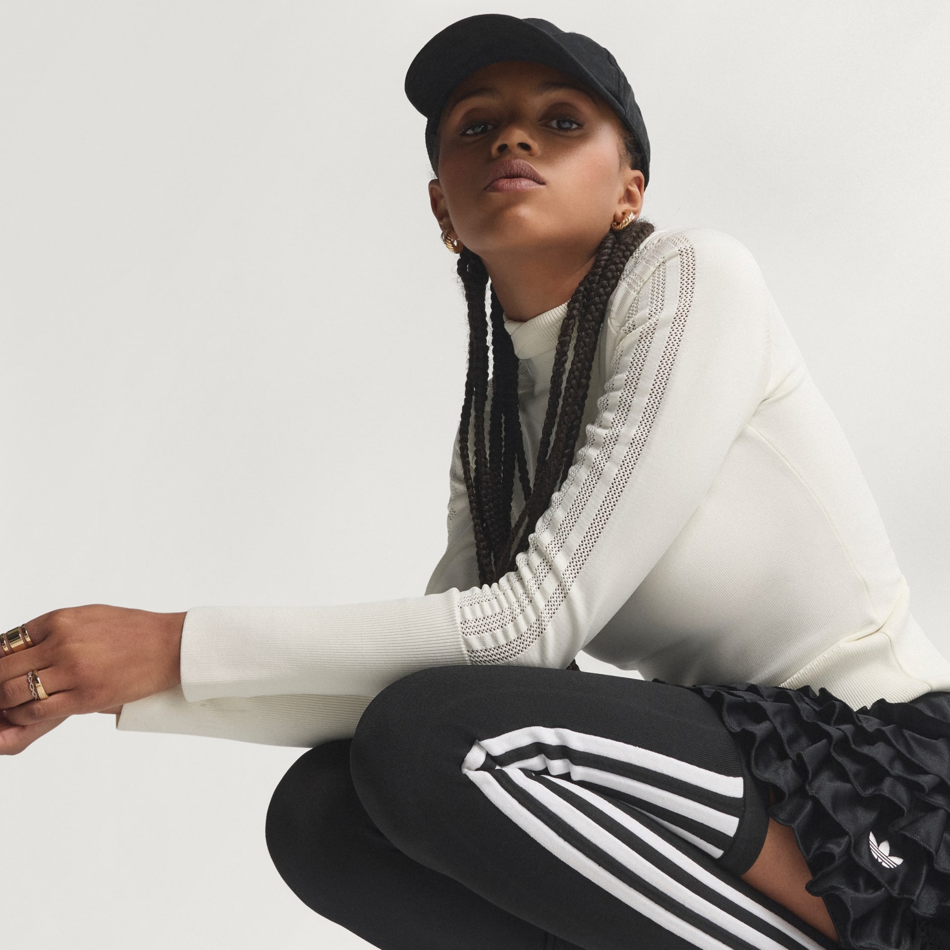 PULOVER TRICOTAT CU GLUGĂ ȘI M&Acirc;NECĂ LUNGĂ