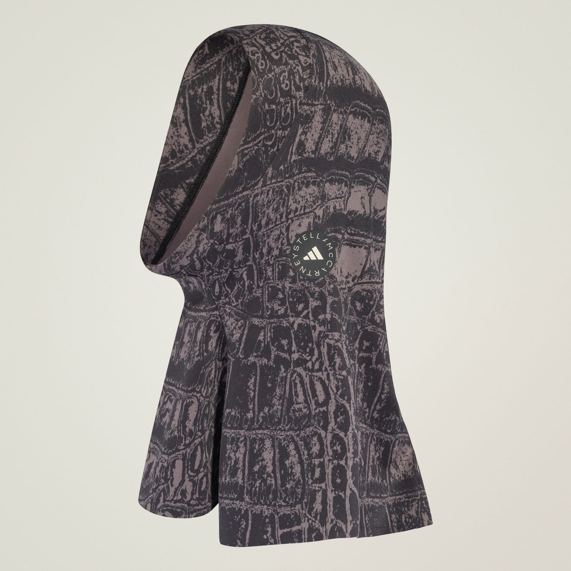 حجاب مزين بنقشة من أديداس بتصميم أنيق من Stella McCartney