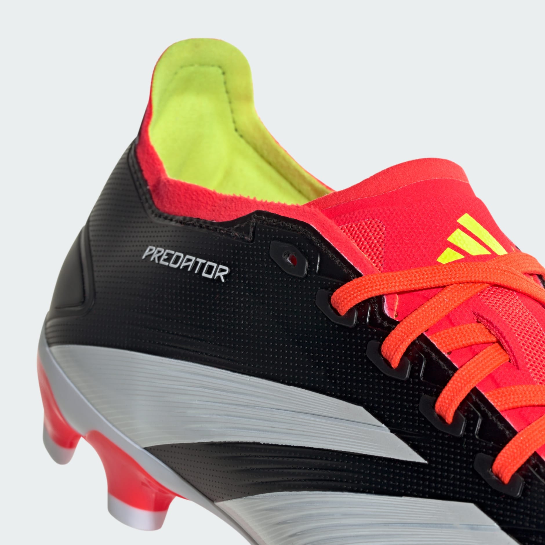 Ghete cu profil jos pentru diverse tipuri de teren Predator 24 League