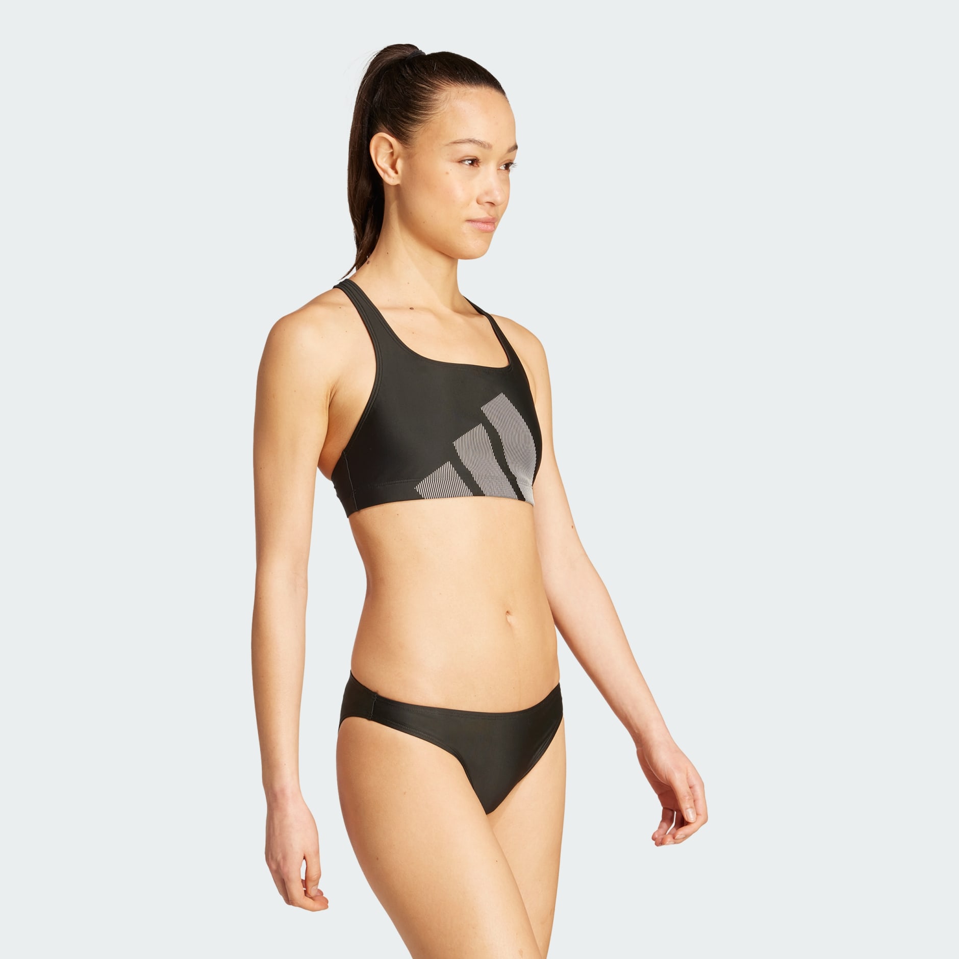 Komplet bikinija sa spojenim naramenicama na leđima i velikim prugama