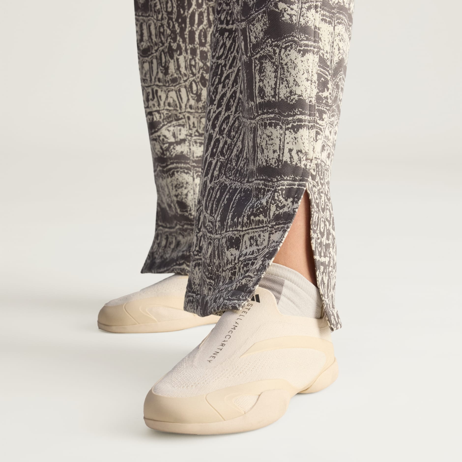 بنطال فضفاض مطبوع من أديداس من Stella McCartney