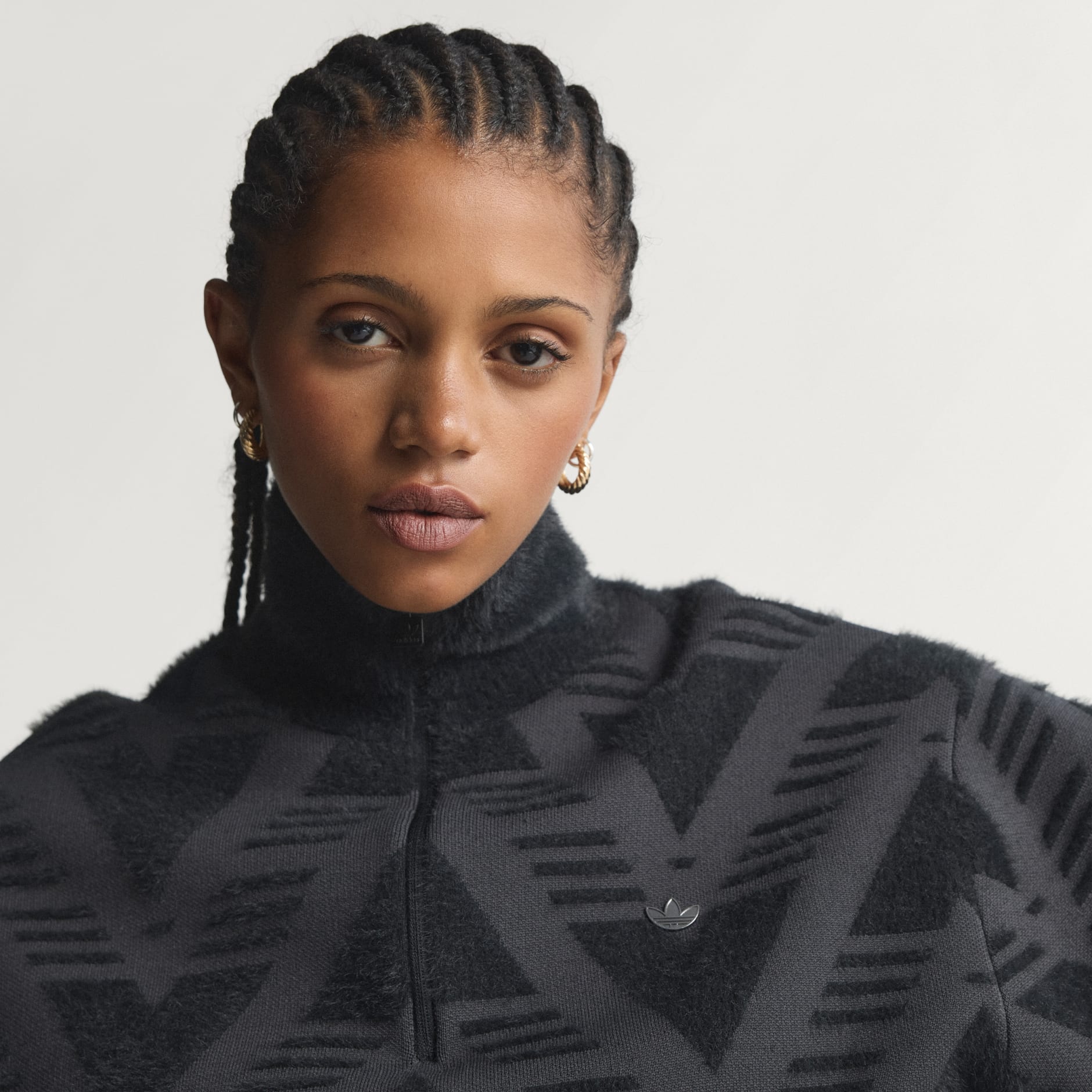 PULOVER TRICOTAT CU FERMOAR PE JUMĂTATE