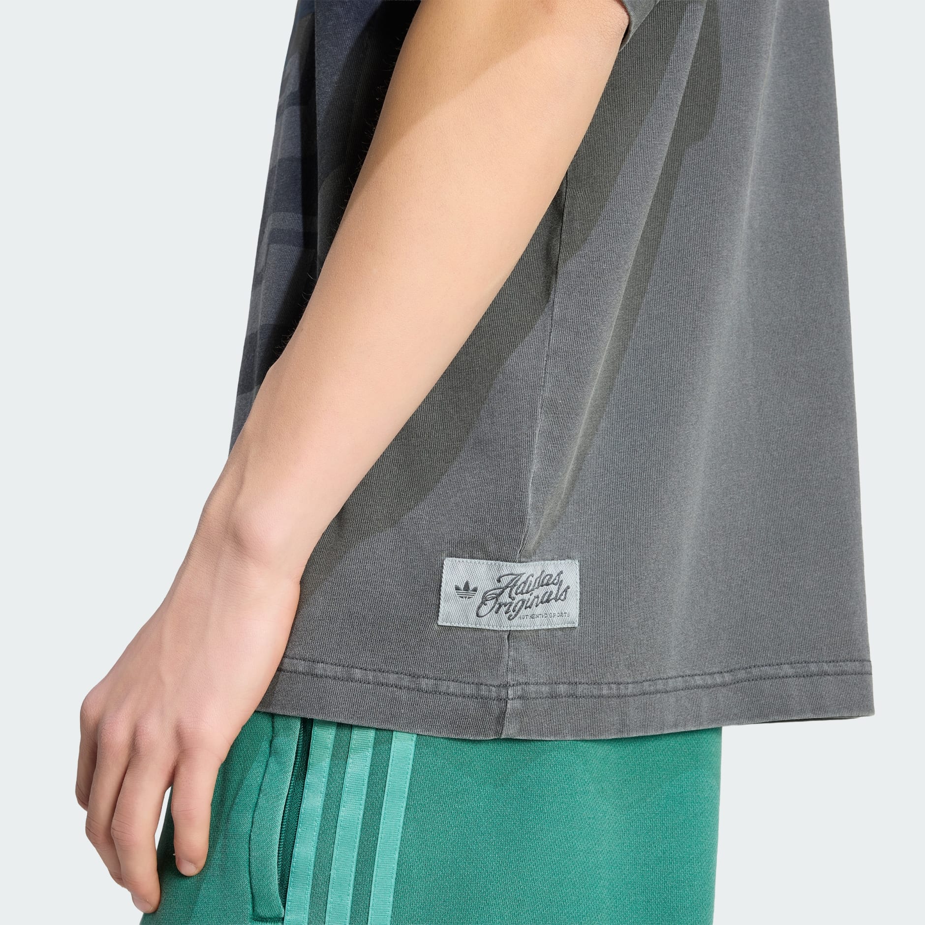 ADIDAS ORIGINALS - WASHED GRAPHICS PREMIUM T-SHIRT