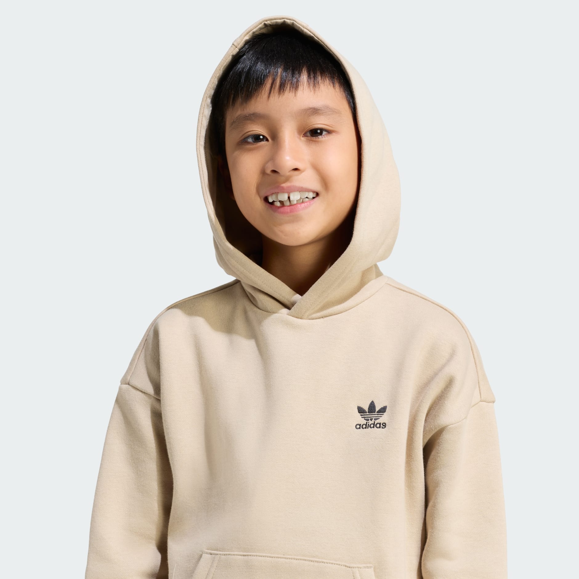 Set cu hanorac supradimensionat și pantaloni cu tiv deschis